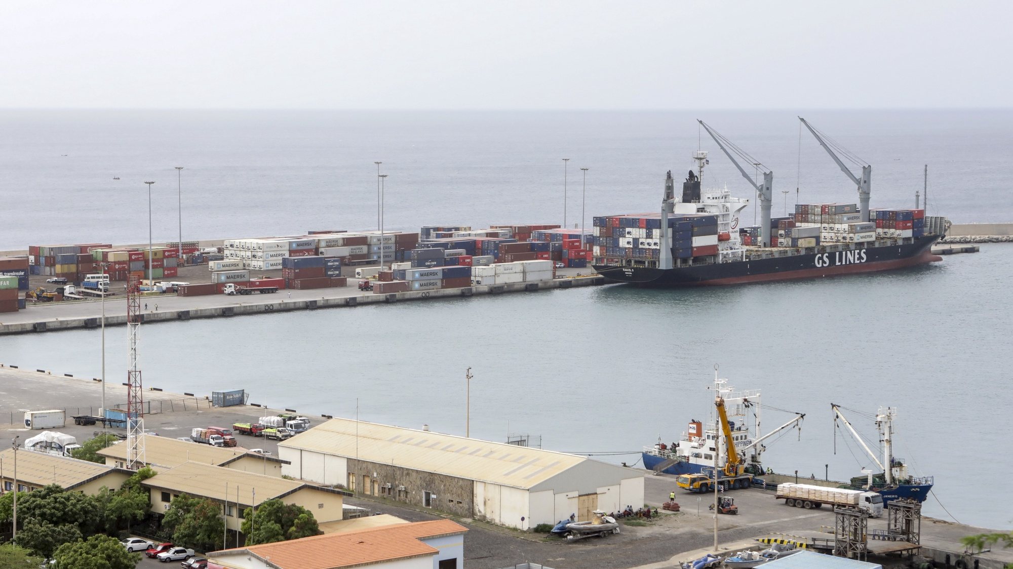 Barco de carga no porto da Cidade da Praia na Ilha de Santiago, Cabo Verde, 22 de novembro de 2022. ELTON MONTEIRO/LUSA