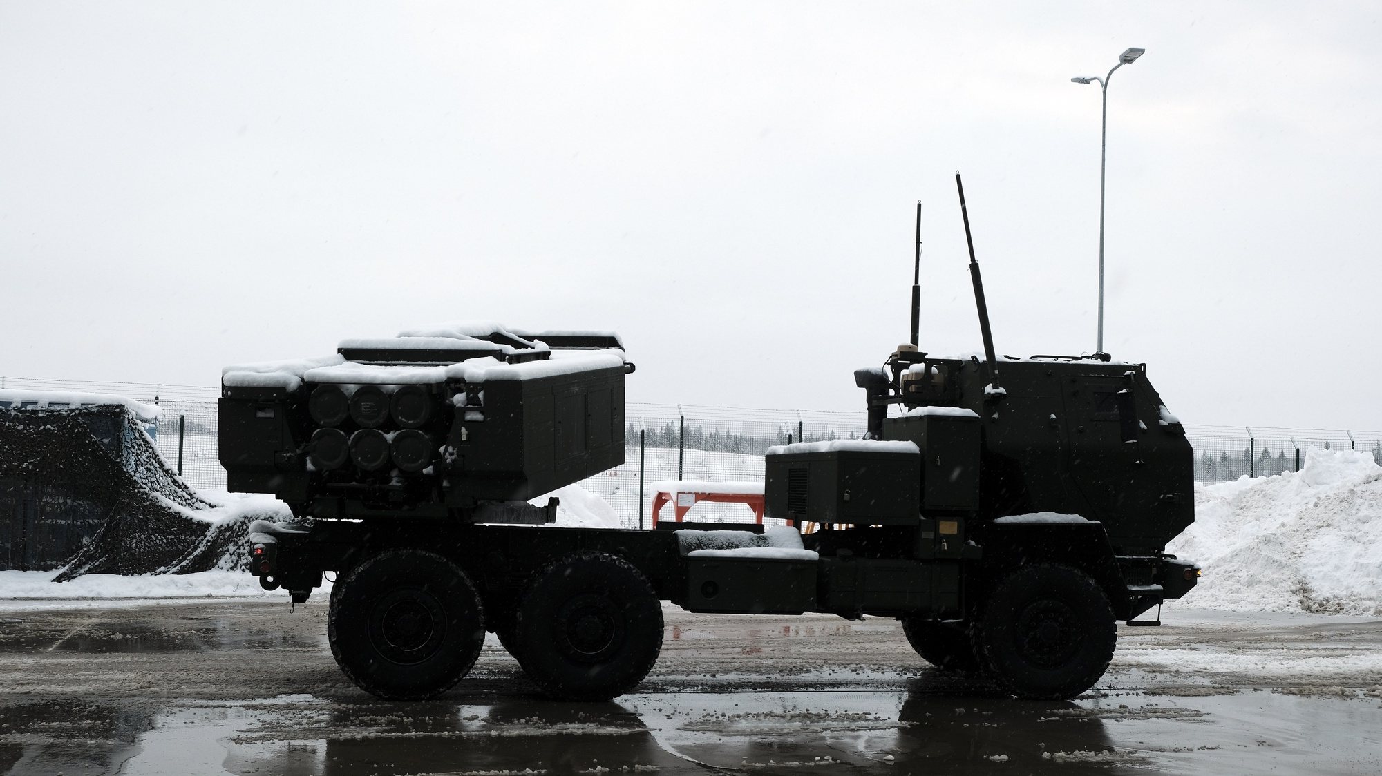 epa10391967 US Army multiple rocket launcher HIMARS performs during the media day at the Tapa military base, Estonia, 06 January 2023. During the event, visitors had the opportunity to get acquainted with the US Army multiple rocket launcher HIMARS, which will enter the Estonian defense force&#039;s arsenal in 2024.  EPA/VALDA KALNINA