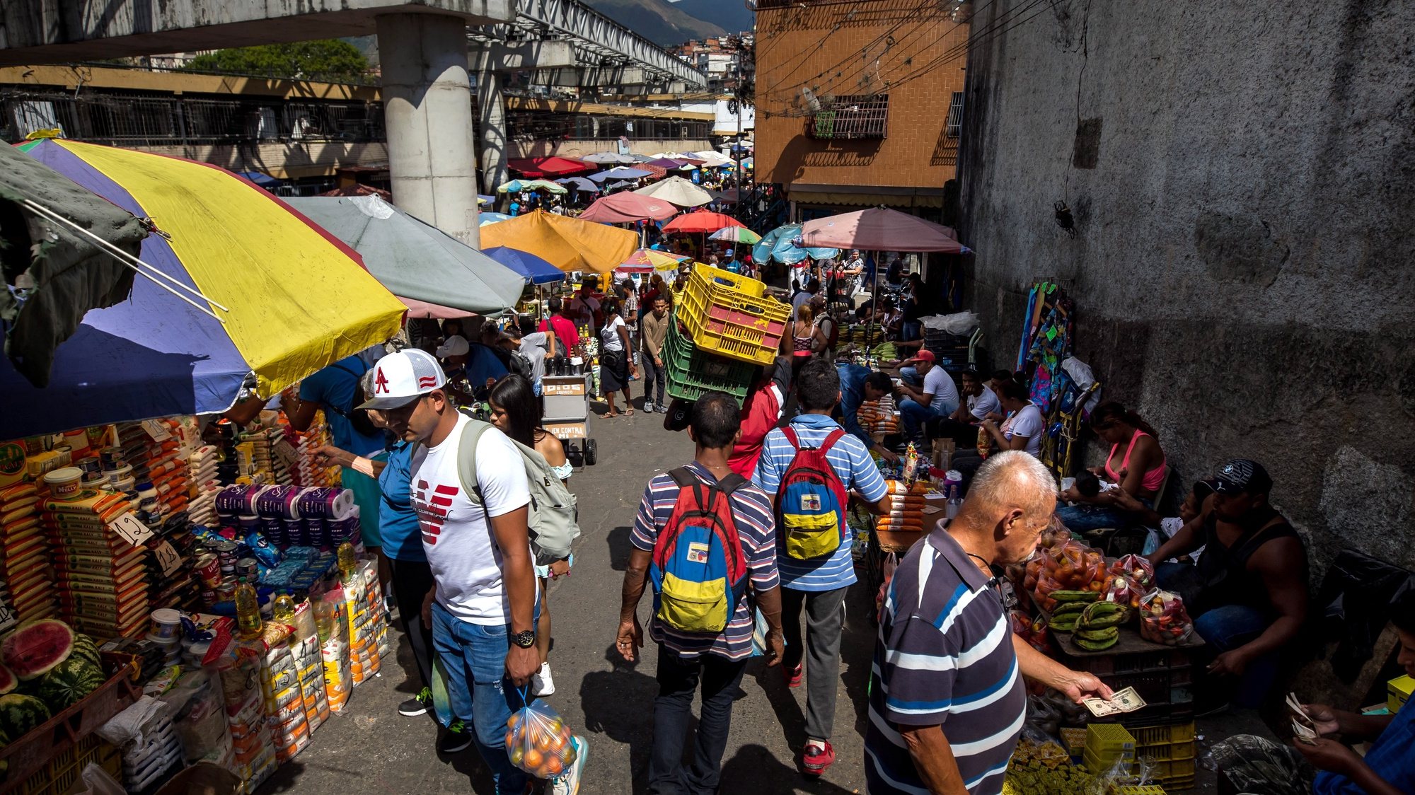 epa10415987 People shop at a market in Caracas, Venezuela, 14 January 2023 (issued 19 January 2023). The increases in the inflation rates that Venezuela has registered in the last five months, until closing 2002 at 305.7 percent interannual, according to independent estimates, arouse fears of falling back into hyperinflation, a process that went through for four years until end of 2021 and that impoverished millions of citizens.  EPA/MIGUEL GUTIERREZ