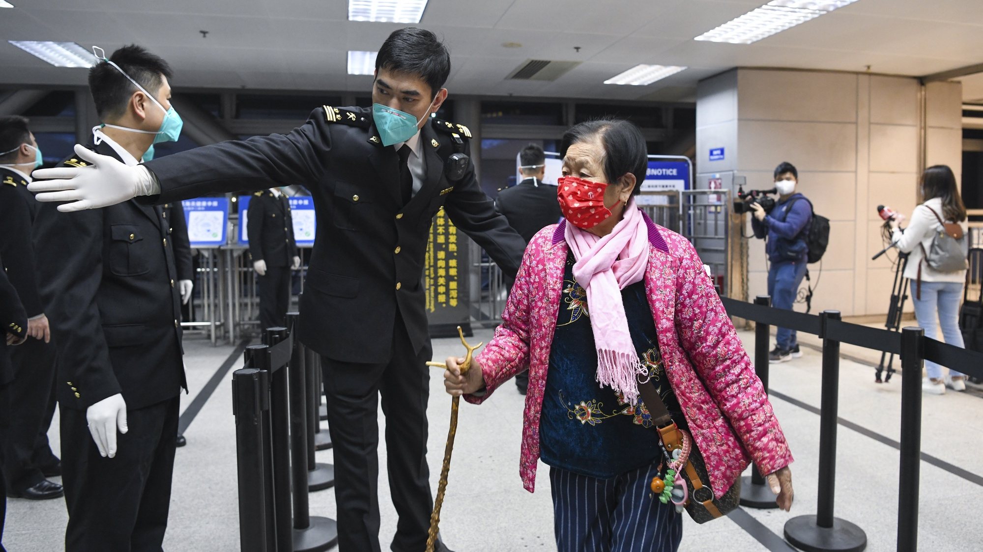 epa10451181 A customs officer guides a passenger arriving in Shenzhen from Hong Kong at the Lo Wu Control Point in Shenzhen, Guangdong Province, China, 06 February 2023. The Chinese mainland fully resumed normal travel with the Hong Kong and Macao special administrative regions (SARs) starting 06 February, in what is expected to be a strong boost for the two regions&#039; economic development. Starting 06 February, the Lo Wu Control Point, the Lok Ma Chau/Huanggang Control Point and the Heung Yuen Wai/Liantang Control Point opened up, marking the full resumption of the functioning of all seven land boundary control points between Shenzhen and Hong Kong.  EPA/XINHUA / Liang Xu CHINA OUT / MANDATORY CREDIT  EDITORIAL USE ONLY