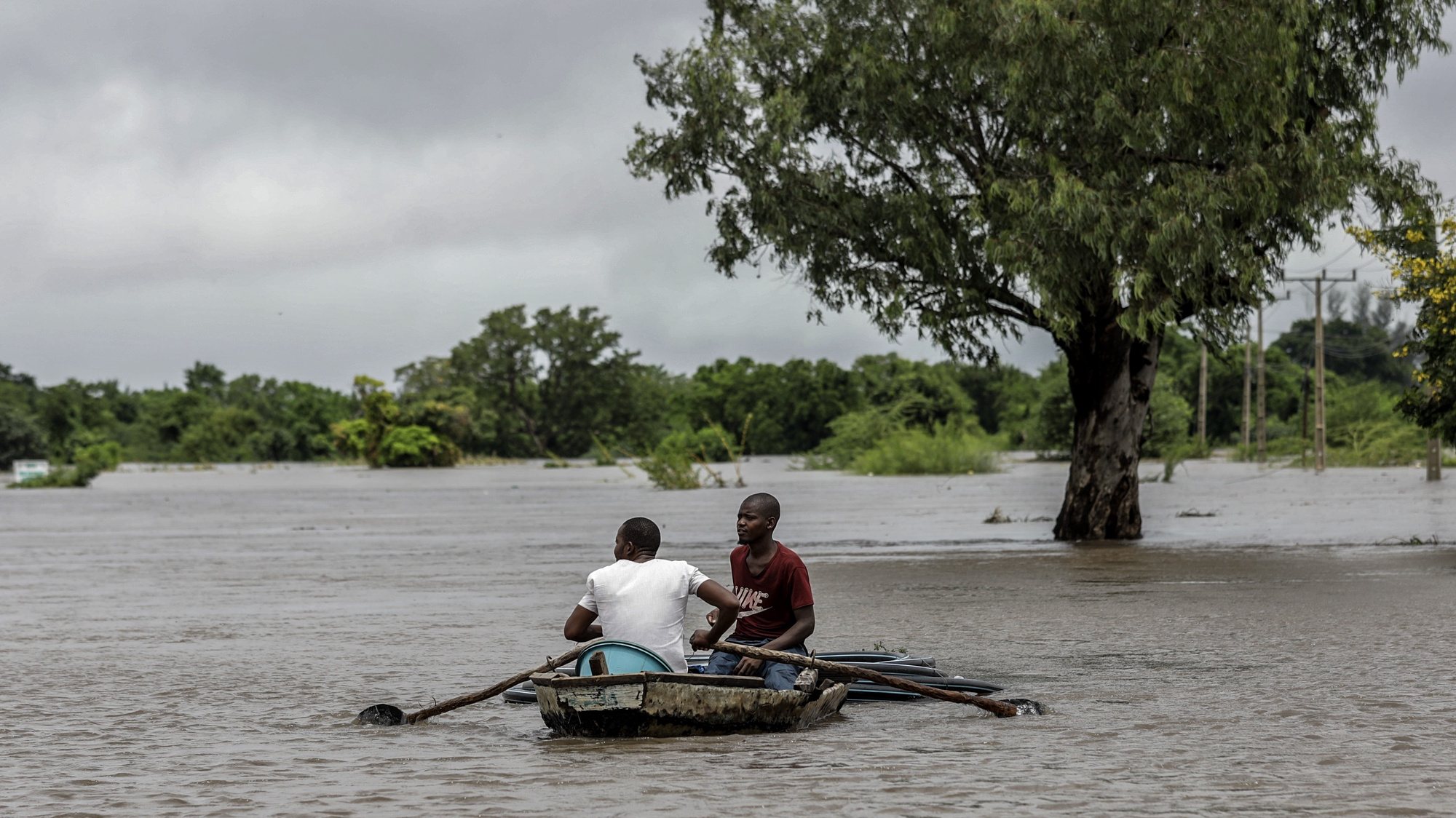 Populares numa embarcação numa área inundada após chuvas desde 07 de Fevereiro em Maputo, Moçambique, 10 de fevereiro de 2023. A chuva intensa que cai na região de Maputo desde quarta-feira já afetou cerca de 14.000 pessoas e desalojou 180 famílias, de acordo com um balanço oficial divulgado hoje pelas autoridades, que mantêm em quatro o número de óbitos. LUÍSA NHANTUMBO/LUSA
