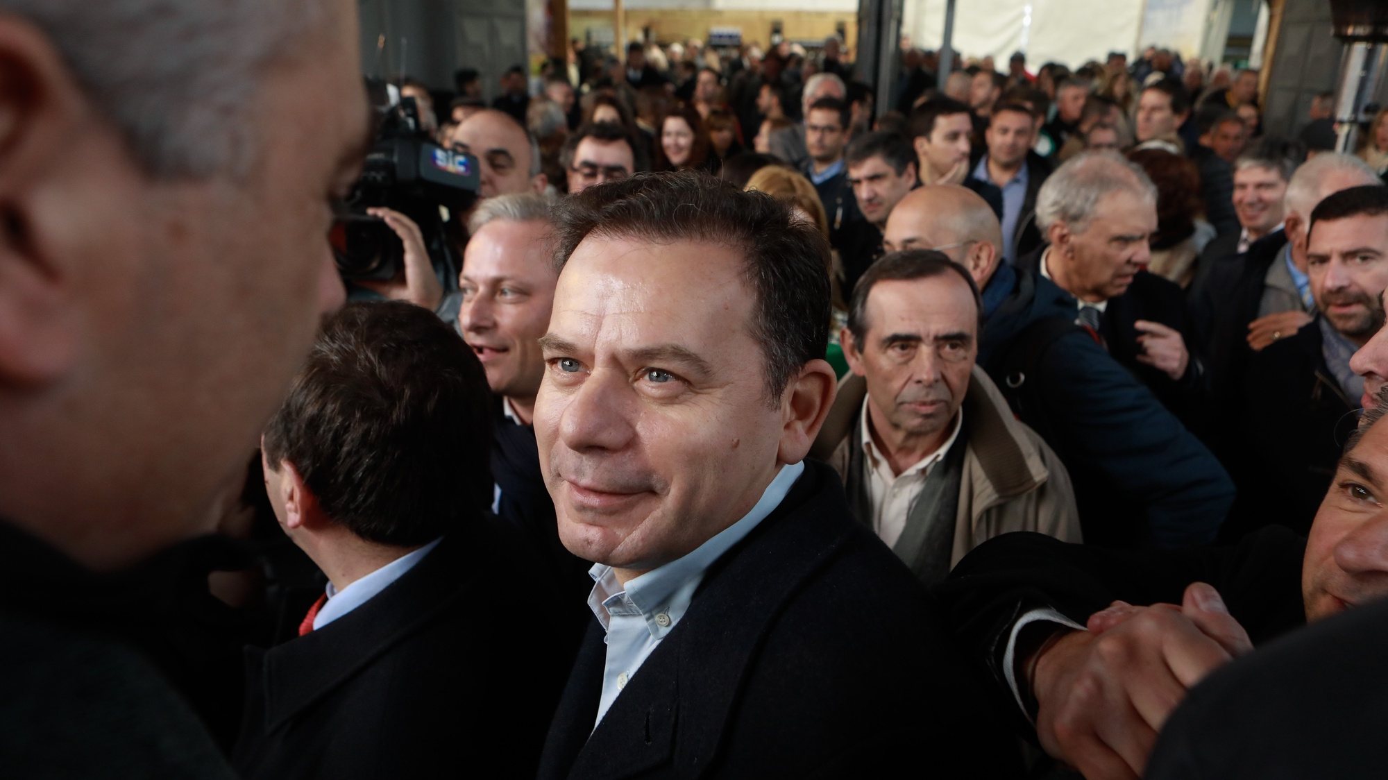 O presidente do Partido Social Democrata (PSD), Luís Montenegro (C), durante a visita à Feira do Queijo de Celorico da Beira, 10 de fevereiro de 2023. MIGUEL PEREIRA DA SILVA/LUSA