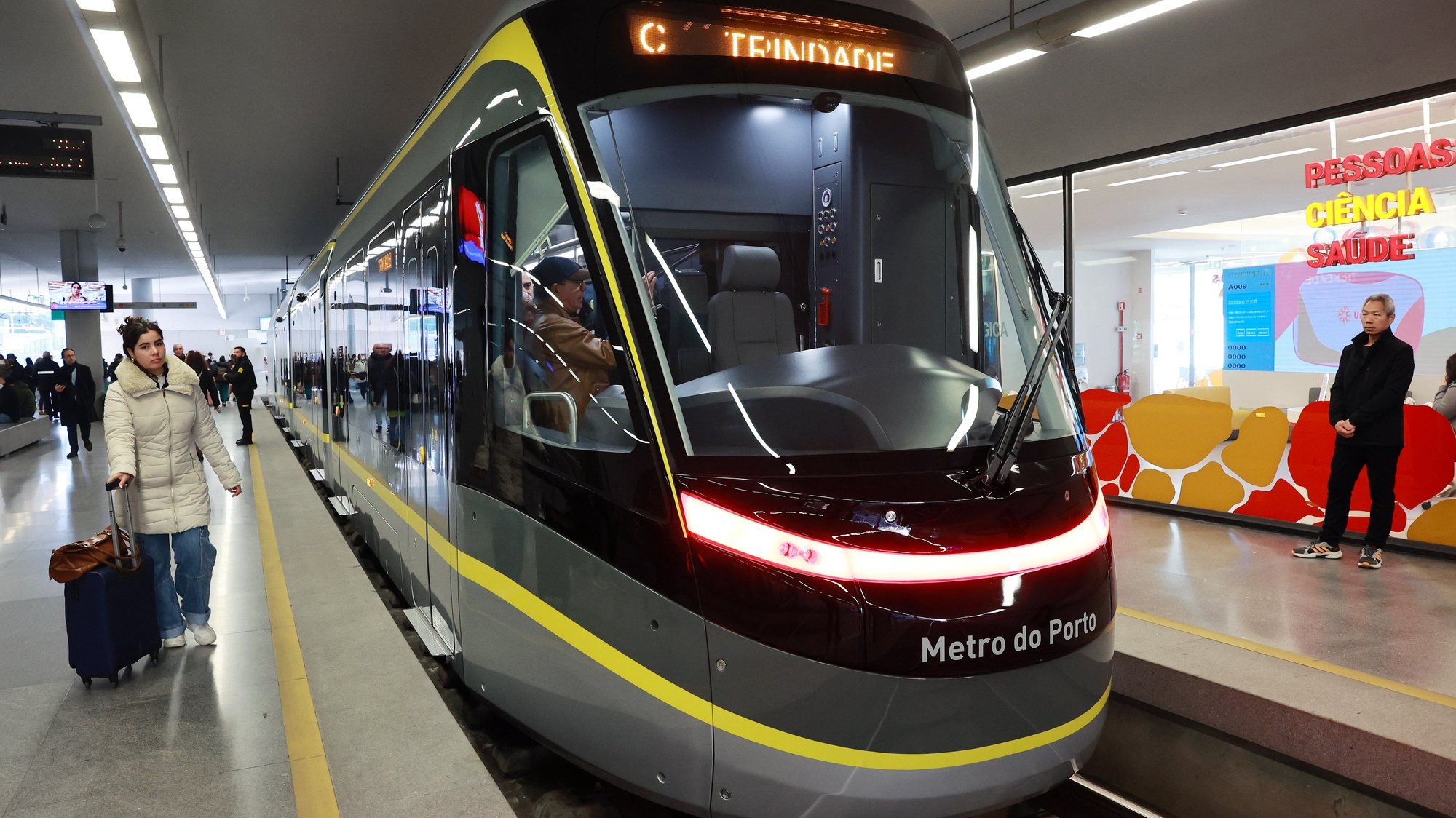Novo veículo da frota do Metro do Porto,11 de fevereiro 2023. O novo veículo vai ficar em exposição na estação da Trindade até dia 14 com visitas abertas a toda a população. ESTELA SILVA/LUSA