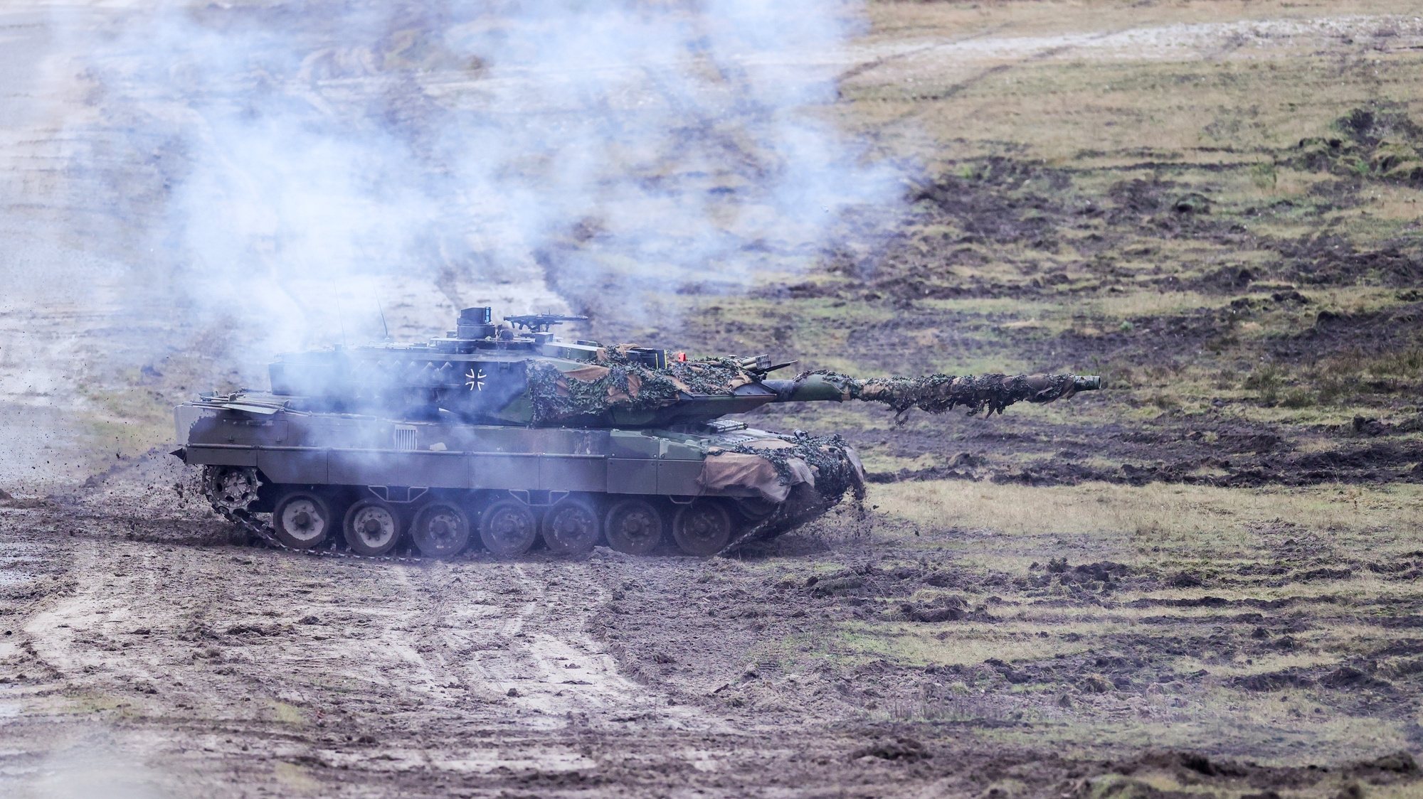epa10442856 A &#039;Leopard 2 A6&#039; battle tank in action during a visit of German Defense Minister Pistorius (not pictured) to German armed forces Bundeswehr soldiers of the tank battalion 203 in Augustdorf, Germany, 01 February 2023. According to the German government&#039;s decision to supply 14 Leopard 2 tanks to Ukraine, Pistorius got informed about the performance of the weapon system.  EPA/FRIEDEMANN VOGEL
