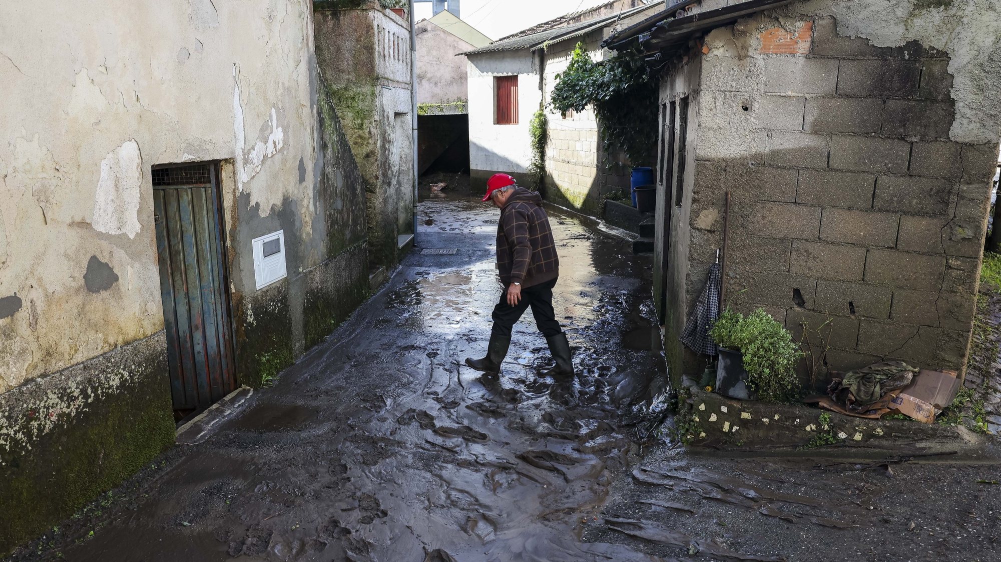Habitantes limpam as casas e as ruas inundada pela subida das águas do Rio Ceira devido à chuva que causou inundações em algumas habitações e obrigou ao corte de algumas estradas na localidade de Cabouco, Ceira, Coimbra, 9 de janeiro de 2023. PAULO NOVAIS/LUSA