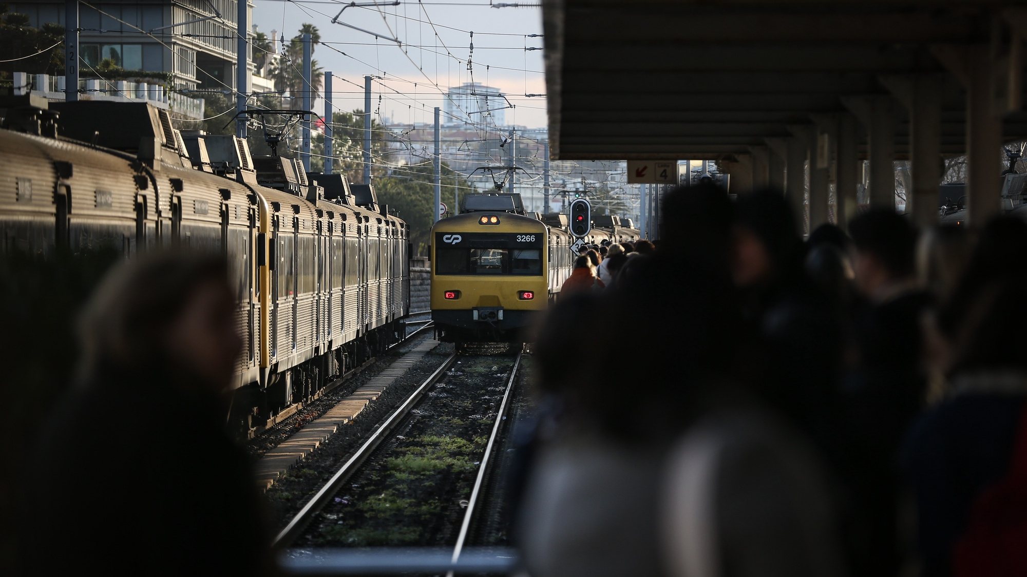 Greve de trabalhadores da CP e das várias empresas da IP - infraestruturas de Portugal, na estação de comboios de Cascais, 28 de fevereiro de 2023. RODRIGO ANTUNES/LUSA
