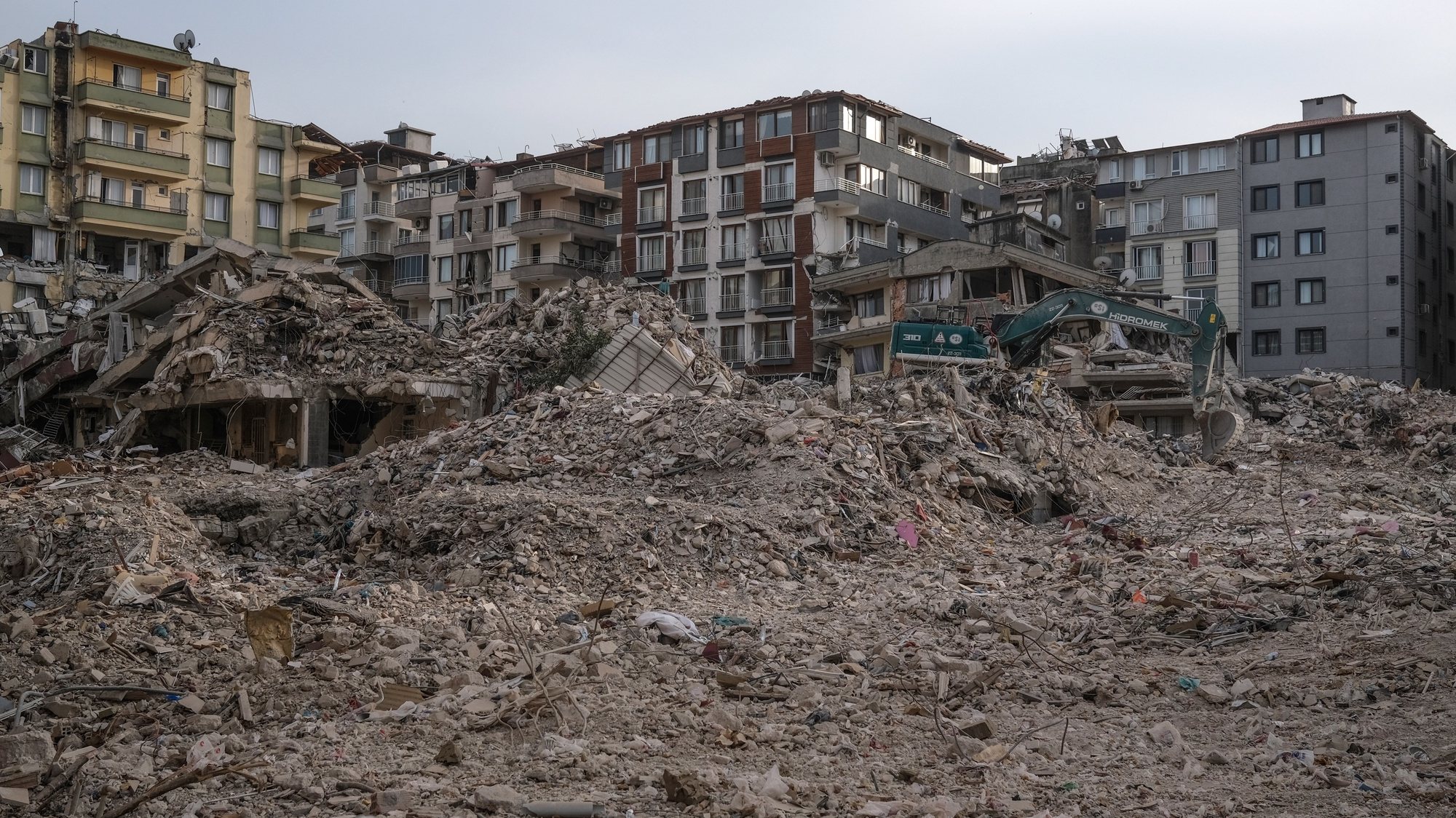 epa10499215 Demolition team works following a powerful earthquake in Hatay, Turkey, 02 March  2023. More than 50,000 people died and thousands more were injured after major earthquakes struck southern Turkey and northern Syria on 06 February and again on 20 February.  EPA/SEDAT SUNA
