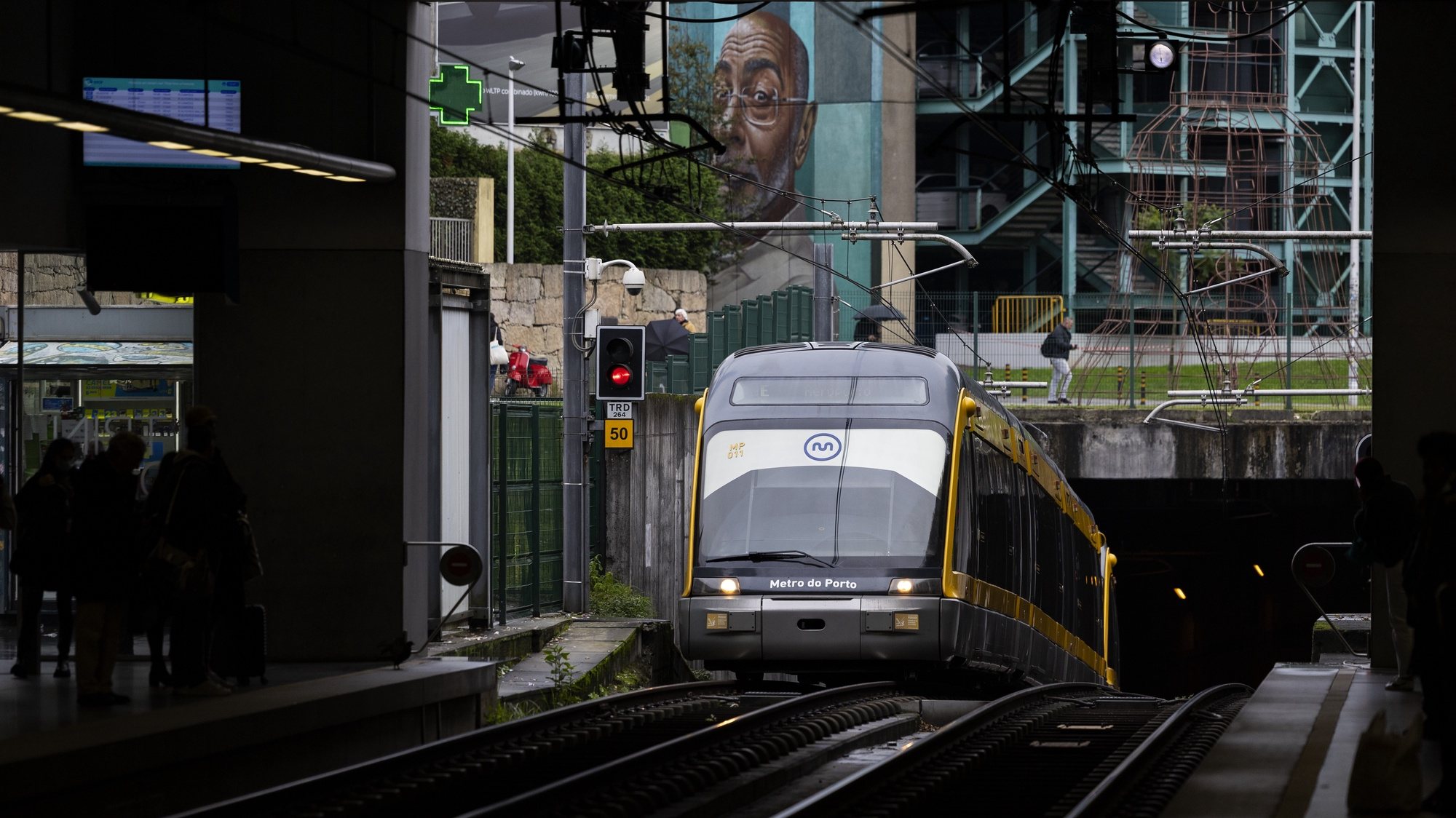 Um metro chega à estação de metro da Trindade no Porto, 5 de dezembro de 2022. O Metro do Porto celebra este mês o seu 20º Aniversário. (ACOMPANHA TEXTO DE 06 DE DEZEMBRO DE 2022). JOSÉ COELHO/LUSA