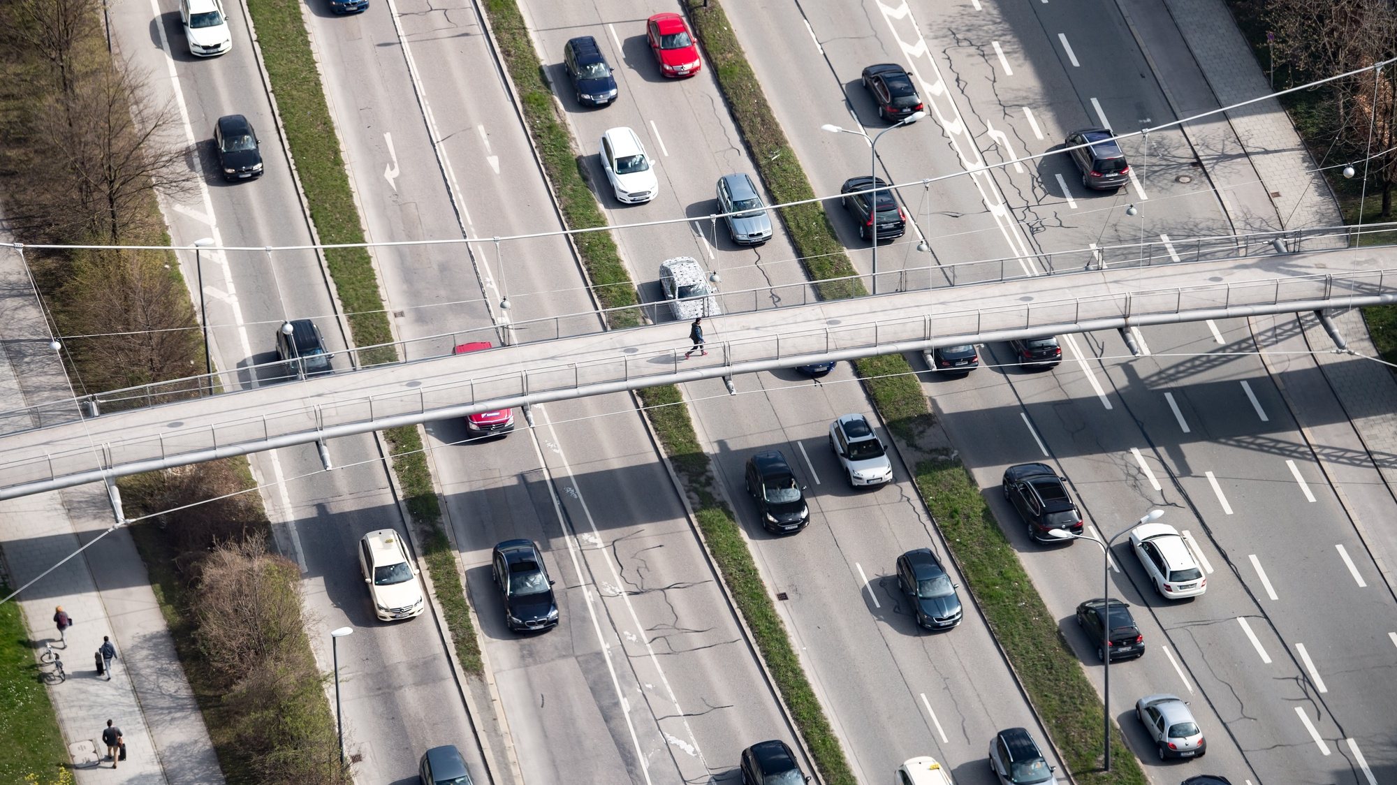 epa07485401 Vehicles drive in a traffic jam on the Mittlerer Ring in Munich, Germany, 04 April 2019.  EPA/LUKAS BARTH-TUTTAS