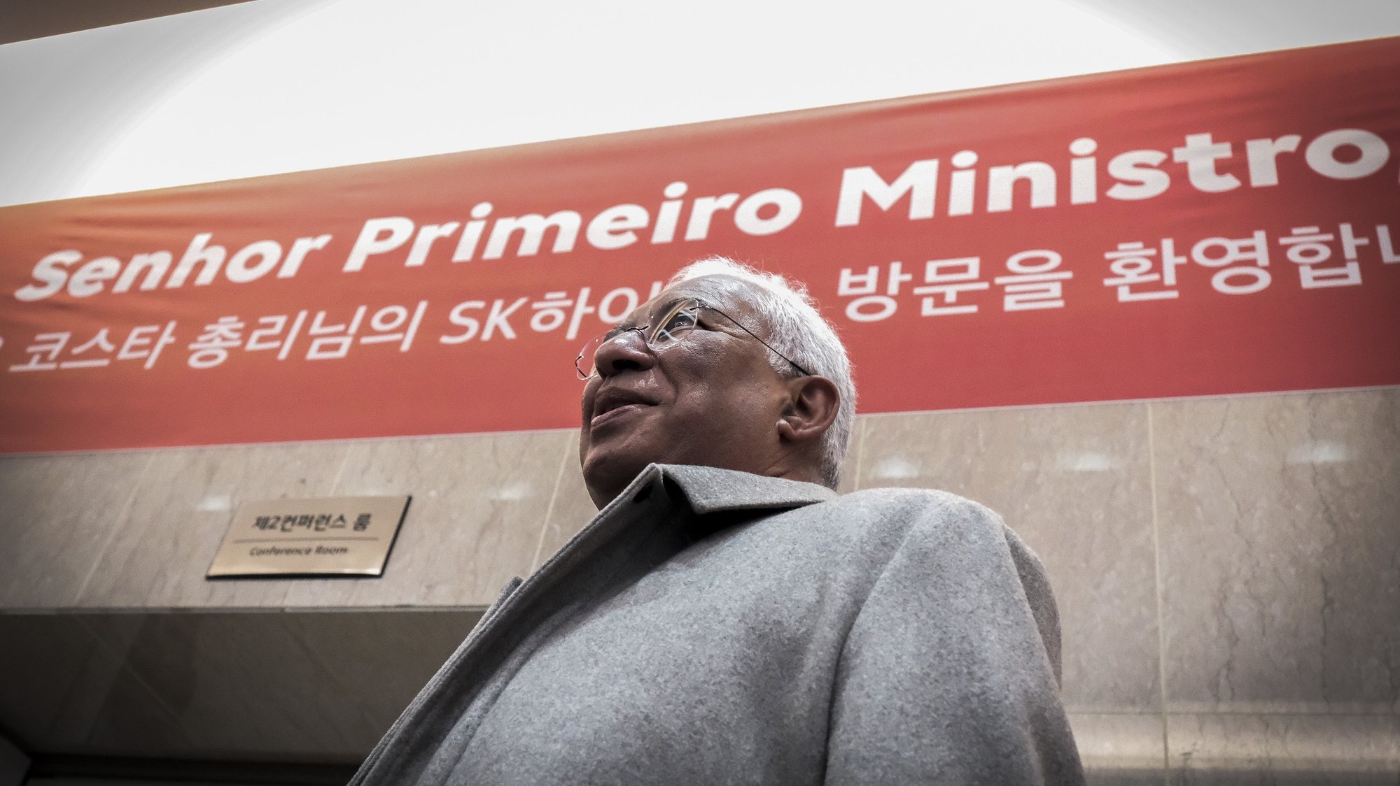 O primeiro-ministro de Portugal, António Costa, durante a visita à fábrica de semicondutores SK Hynix em Icheon, na Coreia do Sul, 11 de abril de 2023. GONÇALO LOBO PINHEIRO/LUSA