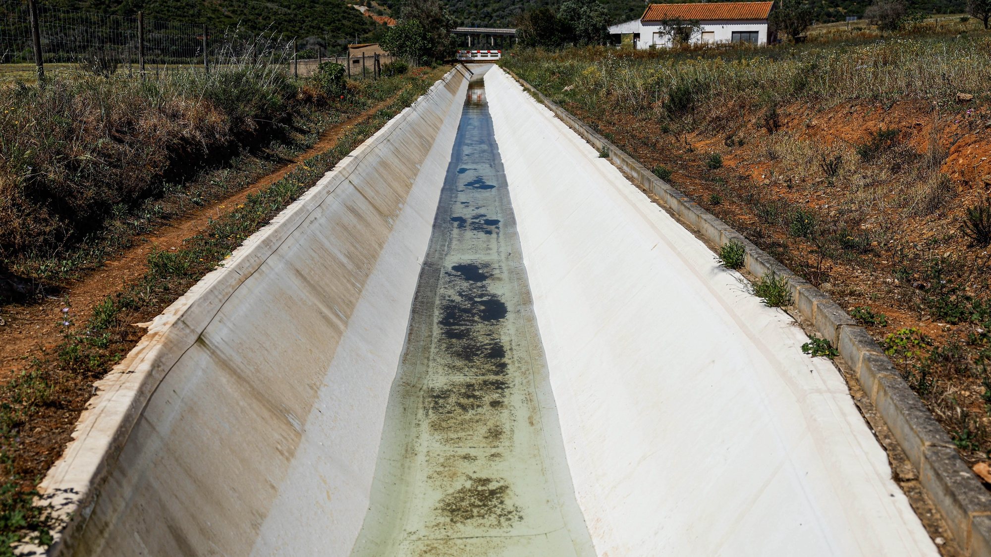 Canais de rega alimentados pela barragem de Odeáxere (Bravura), no barlavento Algarvio, encontra-se em níveis mínimos de água devido à falta de chuva, em Lagos, 26 de abril de 2023. (ACOMPANHA TEXTO DA LUSA DO DIA 28 DE ABRIL DE 2023). LUÍS FORRA/LUSA