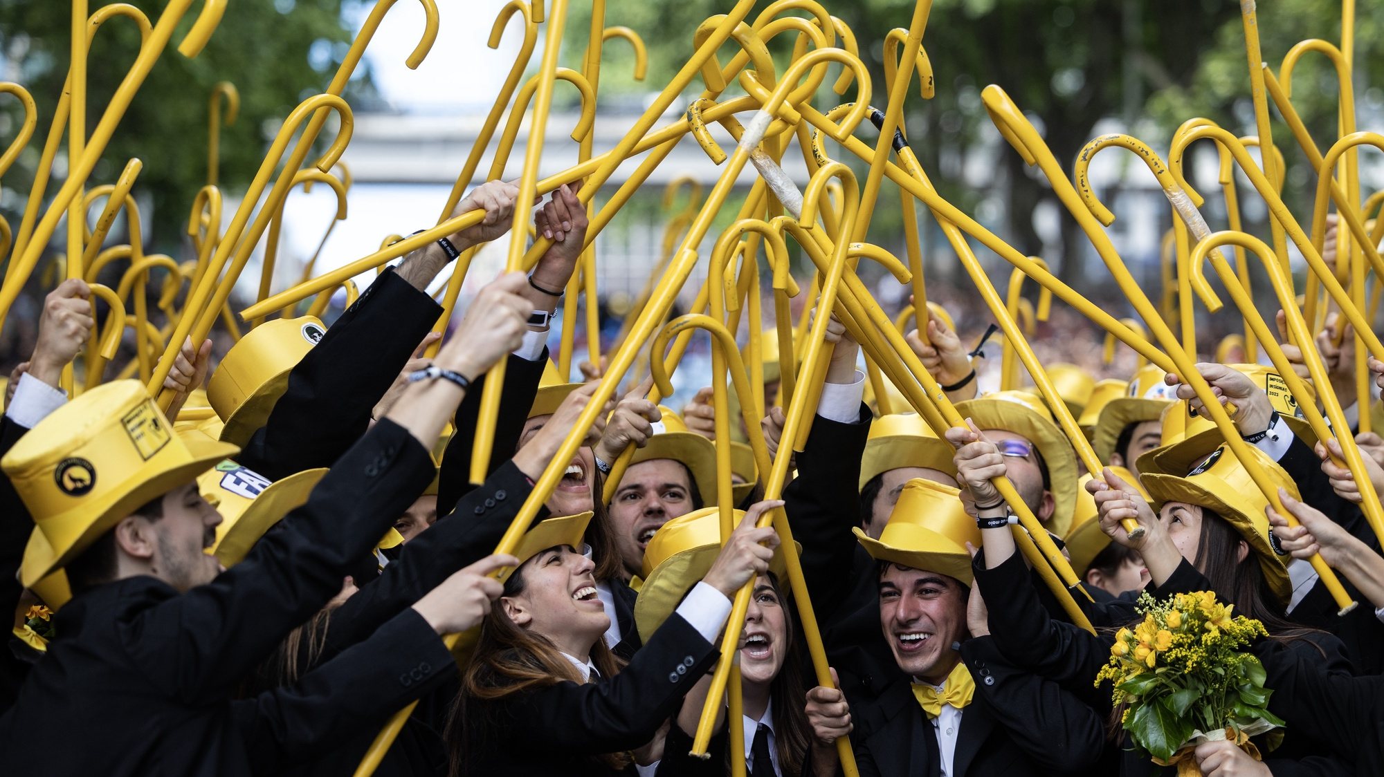 Estudantes participam no Cortejo Académico da Queima das Fitas com início na Rua de Camões até à Avenida dos Aliados, no Porto, 9 de maio de 2023. JOSÉ COELHO/LUSA