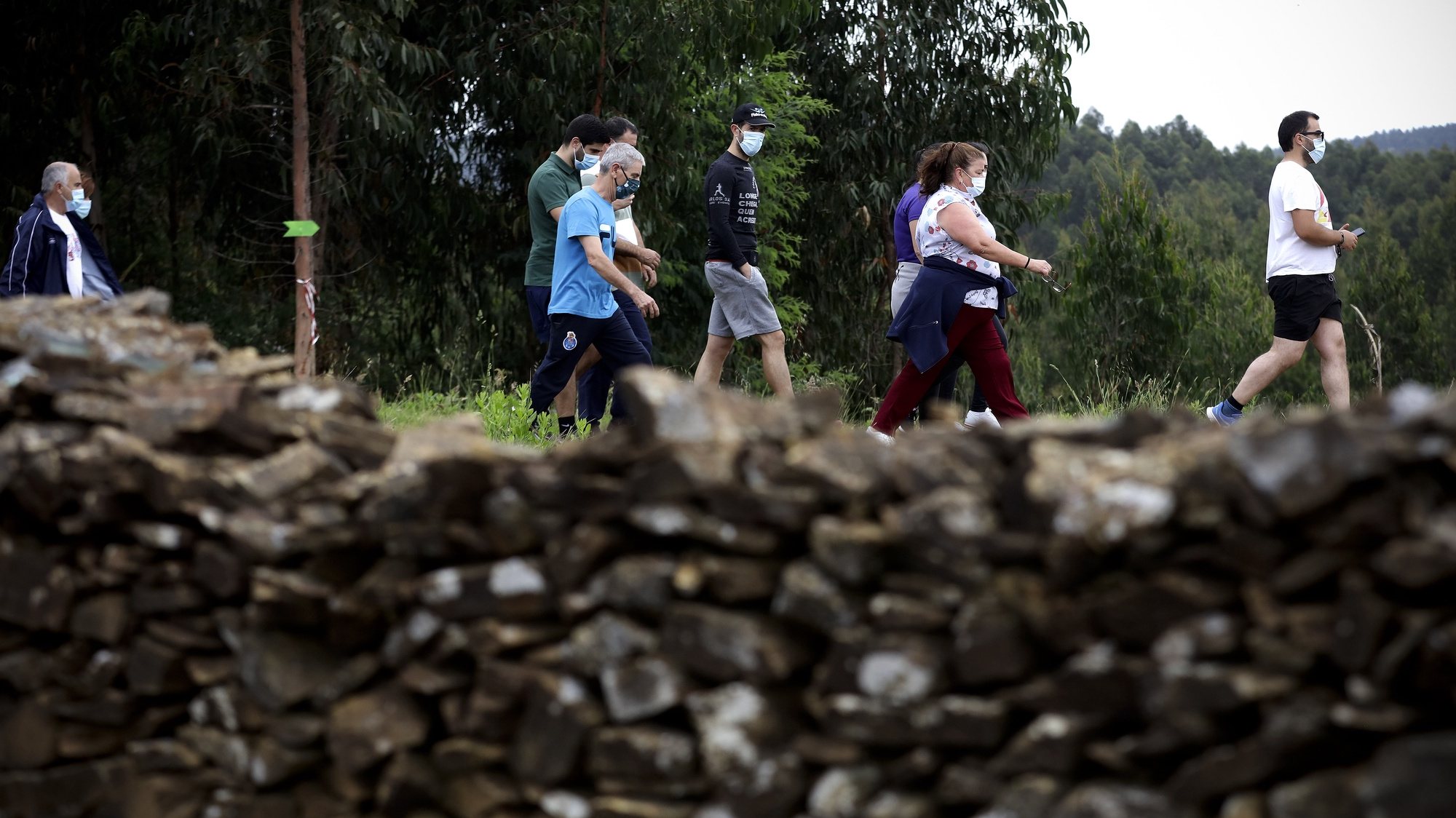 População durante a caminhada contra a instalação do aterro sanitário em Covelas, promovida pelo movimento criado no seio daquela freguesia da Trofa, 14 de junho 2020, MANUEL FERNANDO ARAÚJO/LUSA