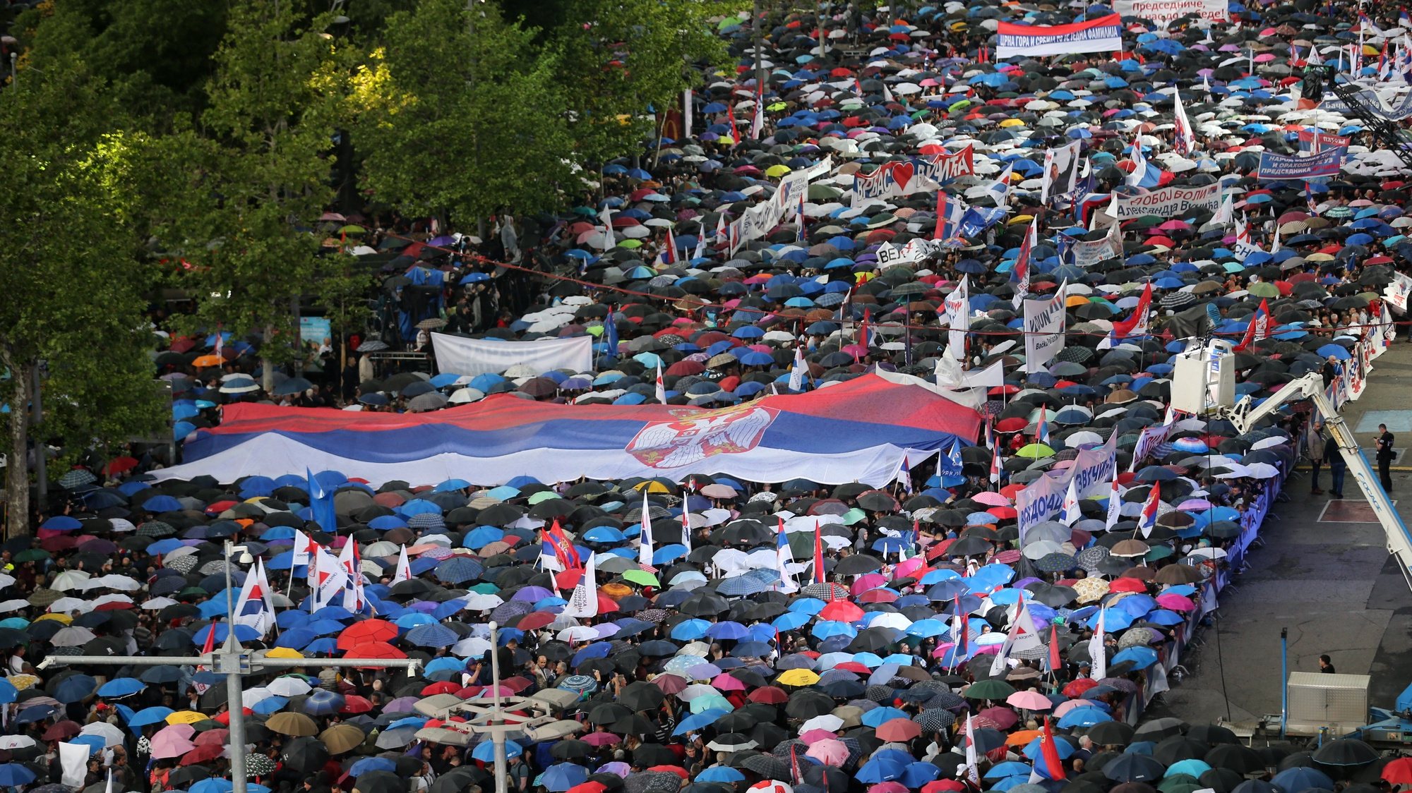 epa10655991 Supporters of Serbian President Aleksandar Vucic gather in front of the Parliament Building during the &#039;Serbia of hope&#039; campaign rally in Belgrade, Serbia, 26 May 2023. Supporters of President Vucic were set to rally in his support  following protests by the opposition that started after two mass shootings.  EPA/ANDREJ CUKIC