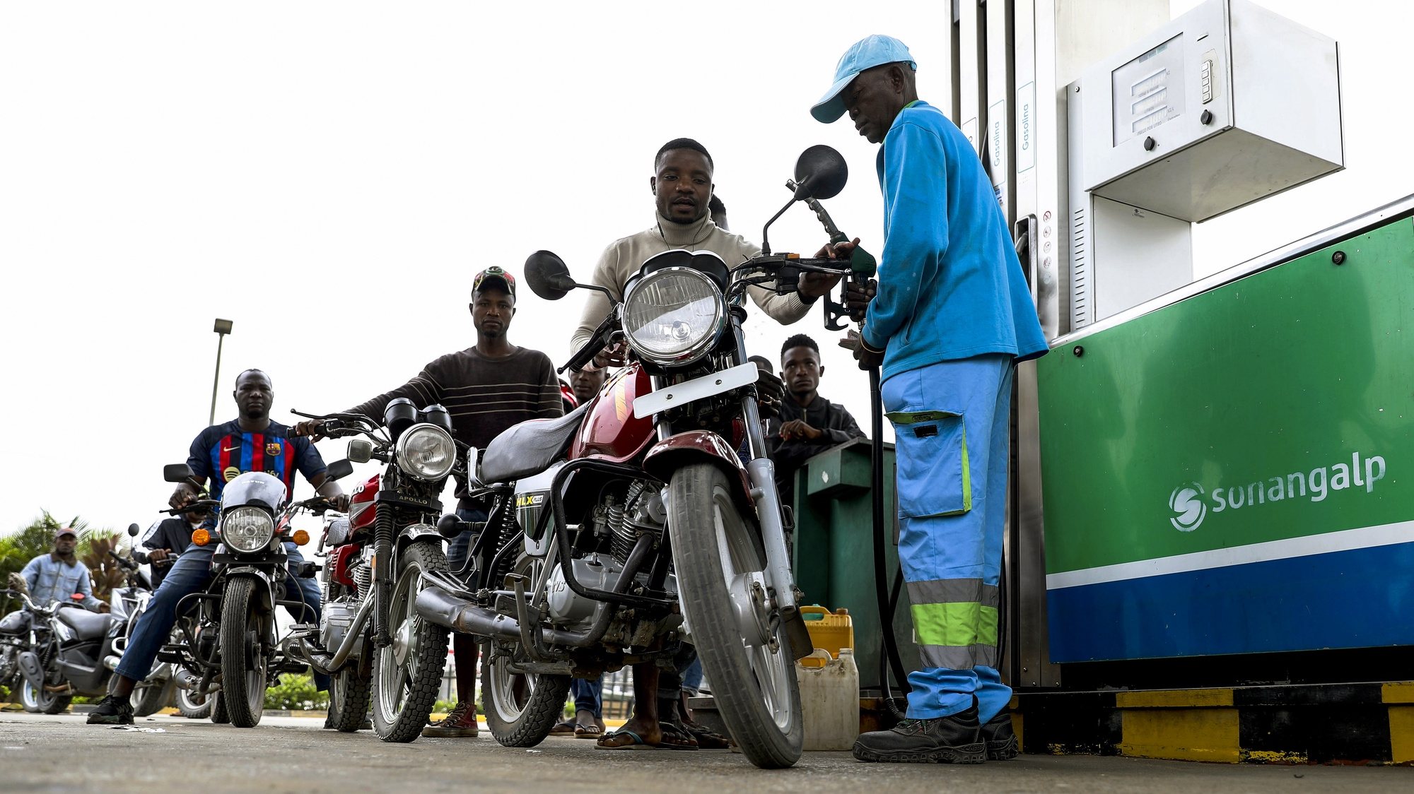 Taxistas e mototaxistas em Luanda dizem que a especulação do preço das viagens será inevitável devido a subida de quase 100% da gasolina, queixam-se de “burocracia” no acesso aos cartões subvencionados e lamentam a medida precipitada do Governo, Luanda, 8 de junho de 2023.  cenário de lamentações em consequência da subida do preço da gasolina, que há uma semana está a ser comercializado a 300 kwanzas (0,48 euros) contra os anteriores 160 kwanzas (0,25 euros) foram relatados pelos operadores de táxi, alguns dos quais assumem não terem os veículos em situação legal.  AMPE ROGÉRIO/LUSA