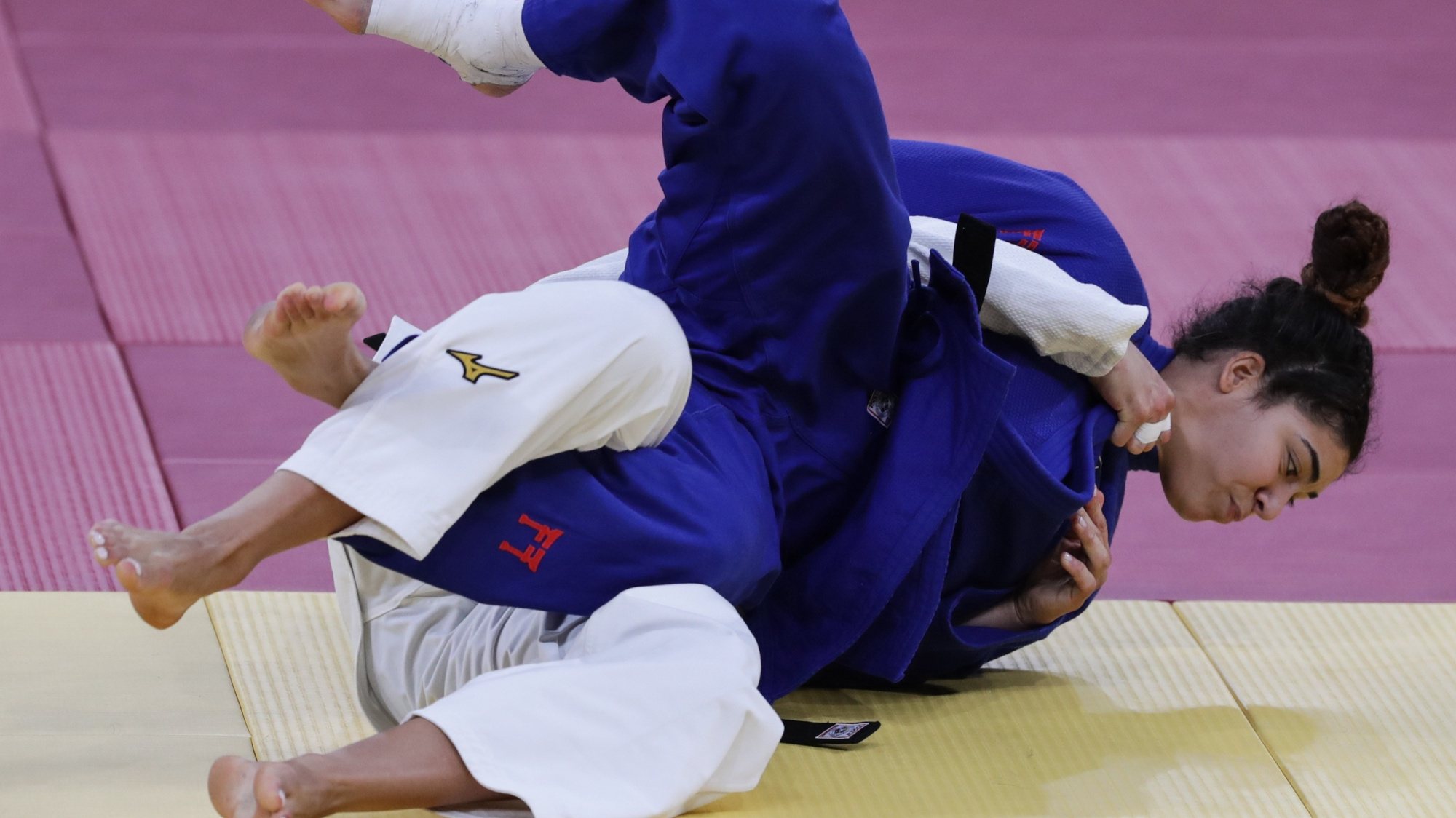 A judoca portuguesa Patricia Sampaio em ação durante o segundo combate na categoria de -78 kg, com a alemã, Anna Maria Wagner nos Jogos Olimpicos de Tóquio2020, no Nipon Budokan de Tóquio, Japão, 29 de julho de 2021. TIAGO PETINGA/LUSA