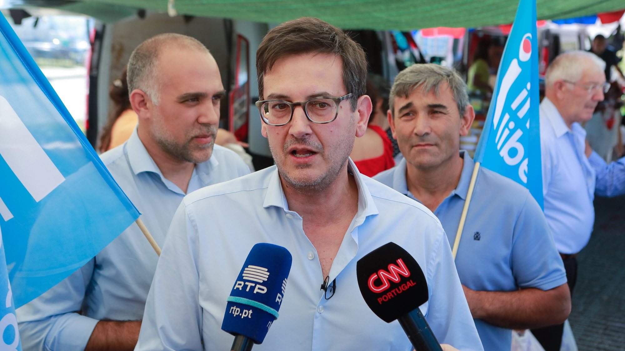 O líder da Iniciativa Liberal (IL), Rui Rocha, fala aos jornalistas durante a visita à feira de São João na Guarda, 24 de junho de 2023. MIGUEL PEREIRA DA SILVA/LUSA