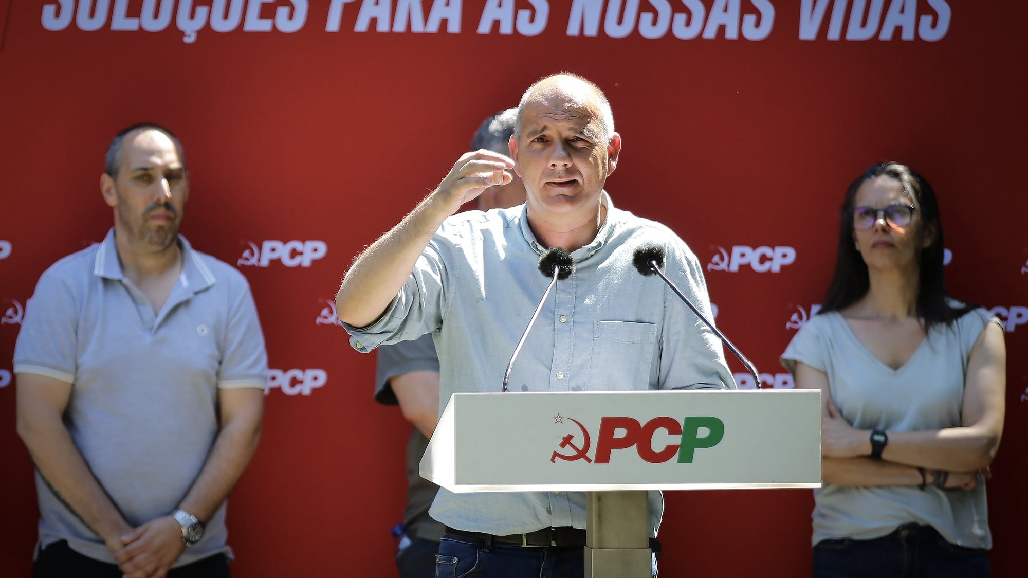 O secretário-geral do Partido Comunista Português (PCP), Paulo Raimundo (C), intervém durante um almoço-convívio do partido no Parque Urbano dos Cavaleiros, Santiago de Riba-Ul, Oliveira de Azeméis, 24 de junho de 2023. MANUEL FERNANDO ARAÚJO/LUSA