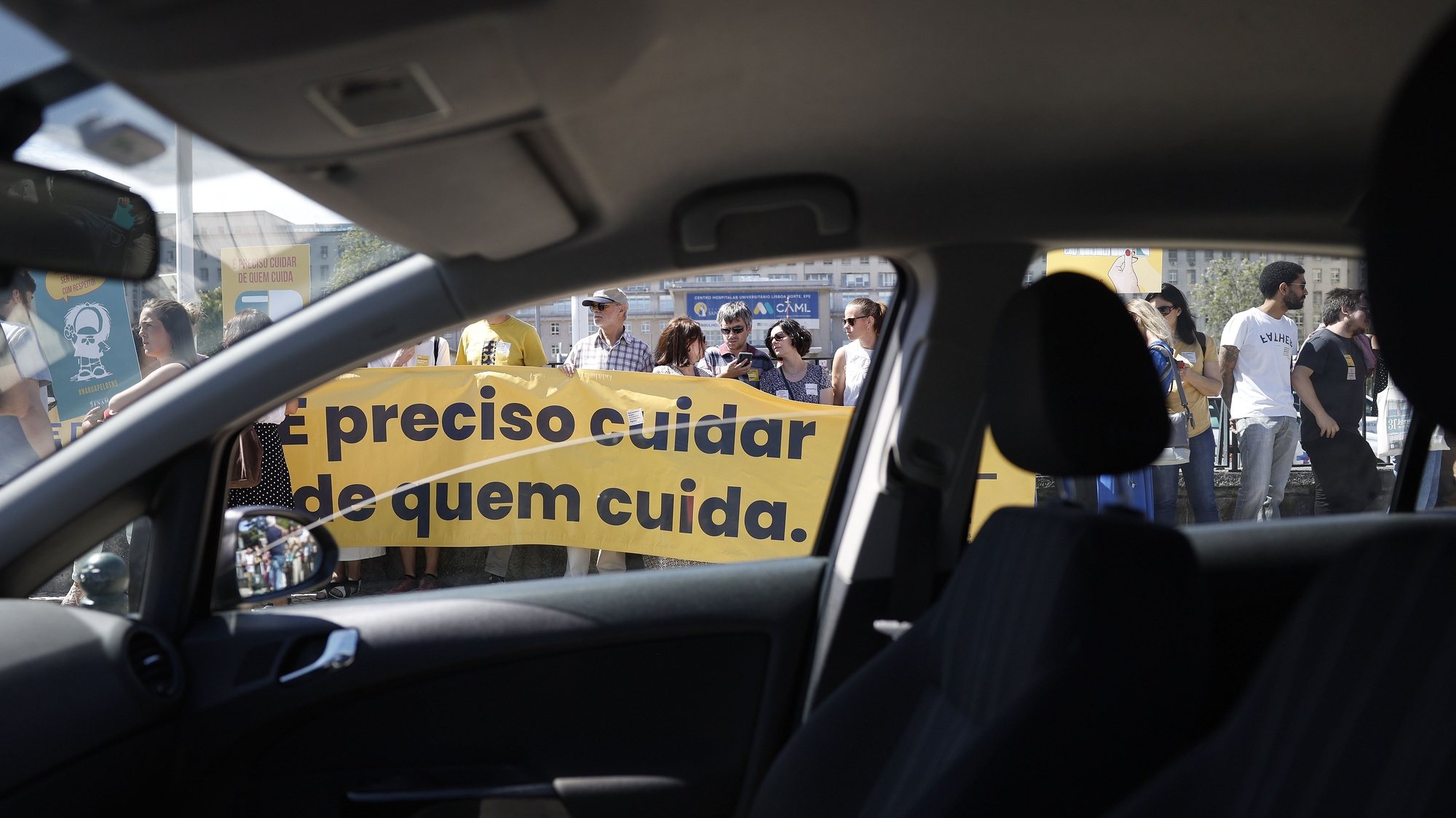 Médicos protestam em frente ao Hospital Santa Maria, no início de uma greve de dois dias convocada pela Federação Nacional dos Médicos (FANM), por aumentos salariais, em Lisboa, 05 de julho de 2023. ANTÓNIO PEDRO SANTOS/LUSA