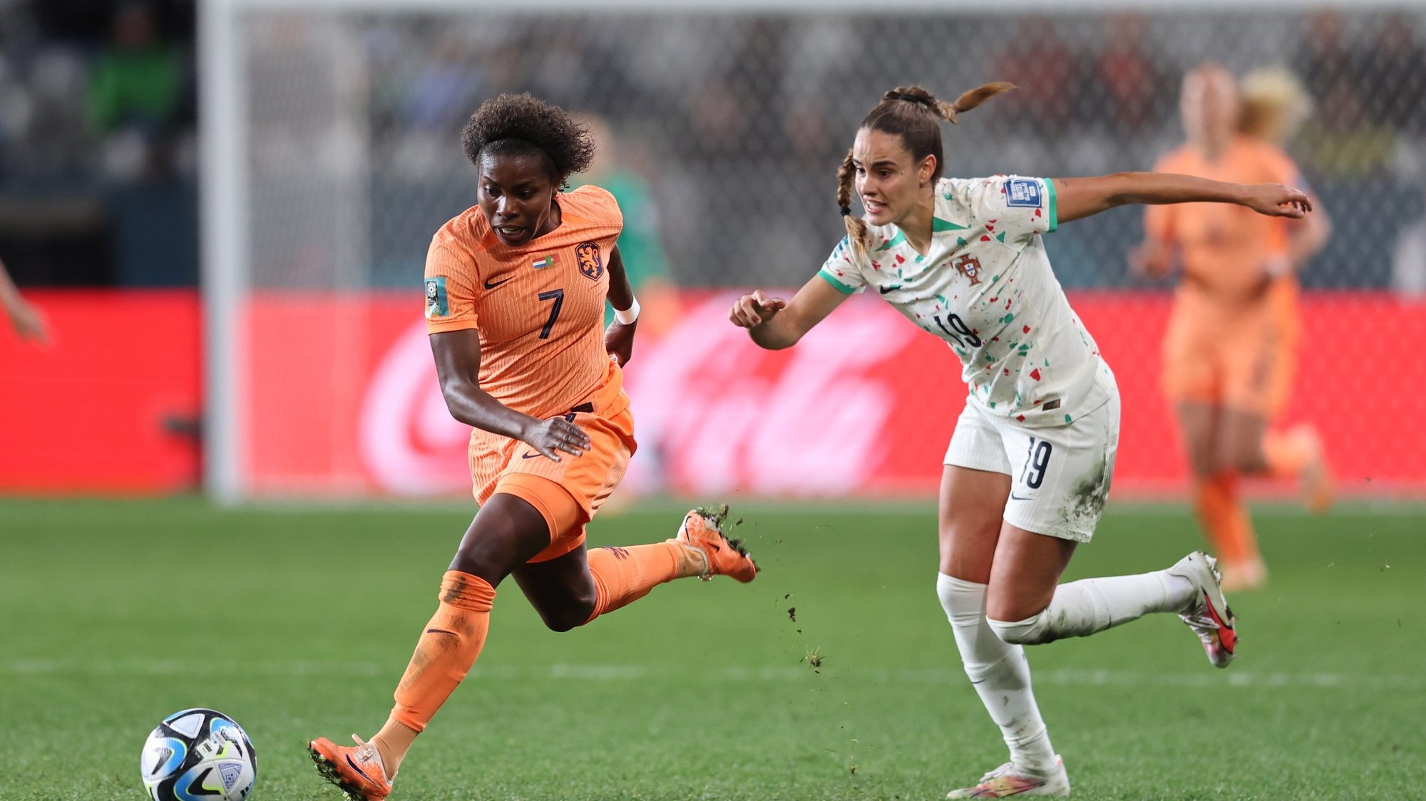 epa10763544 Lineth Beerensteyn (L) of the Netherlands in action against Diana Gomes (R) of Portugal during the FIFA Women&#039;s World Cup group E soccer match between the Netherlands and Portugal, in Dunedin, New Zealand, 23 July 2023.  EPA/RITCHIE B. TONGO