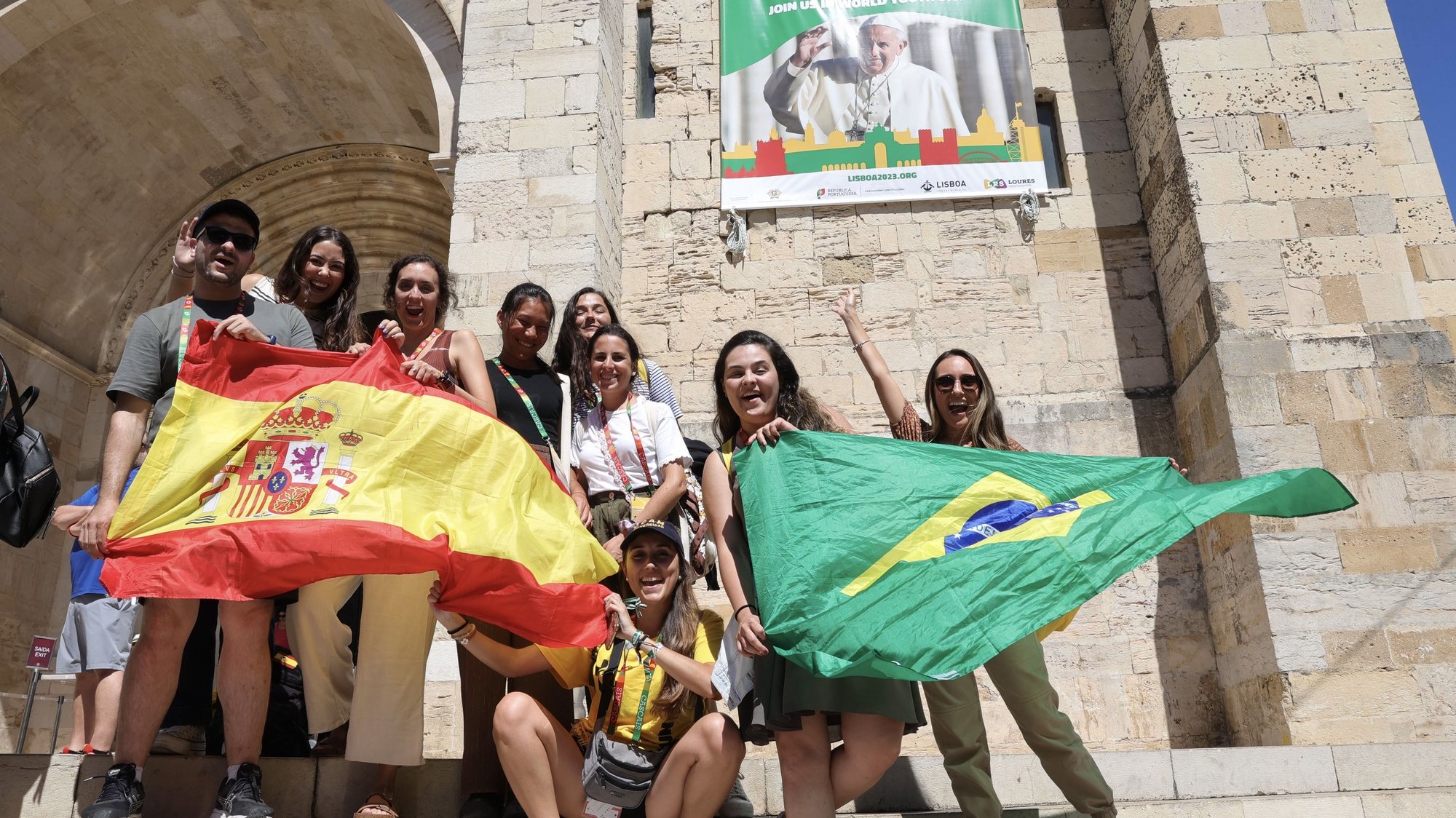 Centenas de jovens participantes da Jornada Mundial da Juventude (JMJ) aproveitam a contagem decrescente para o evento para conhecer Lisboa, visitando os sítios históricos e junto ao rio da capital portuguesa que, por estes dias, é uma cidade poliglota, Lisboa, 28 de julho de 2023. (ACOMPANHA TEXTO DE 29 DE JULHO DE 2023). MANUEL DE ALMEIDA/LUSA