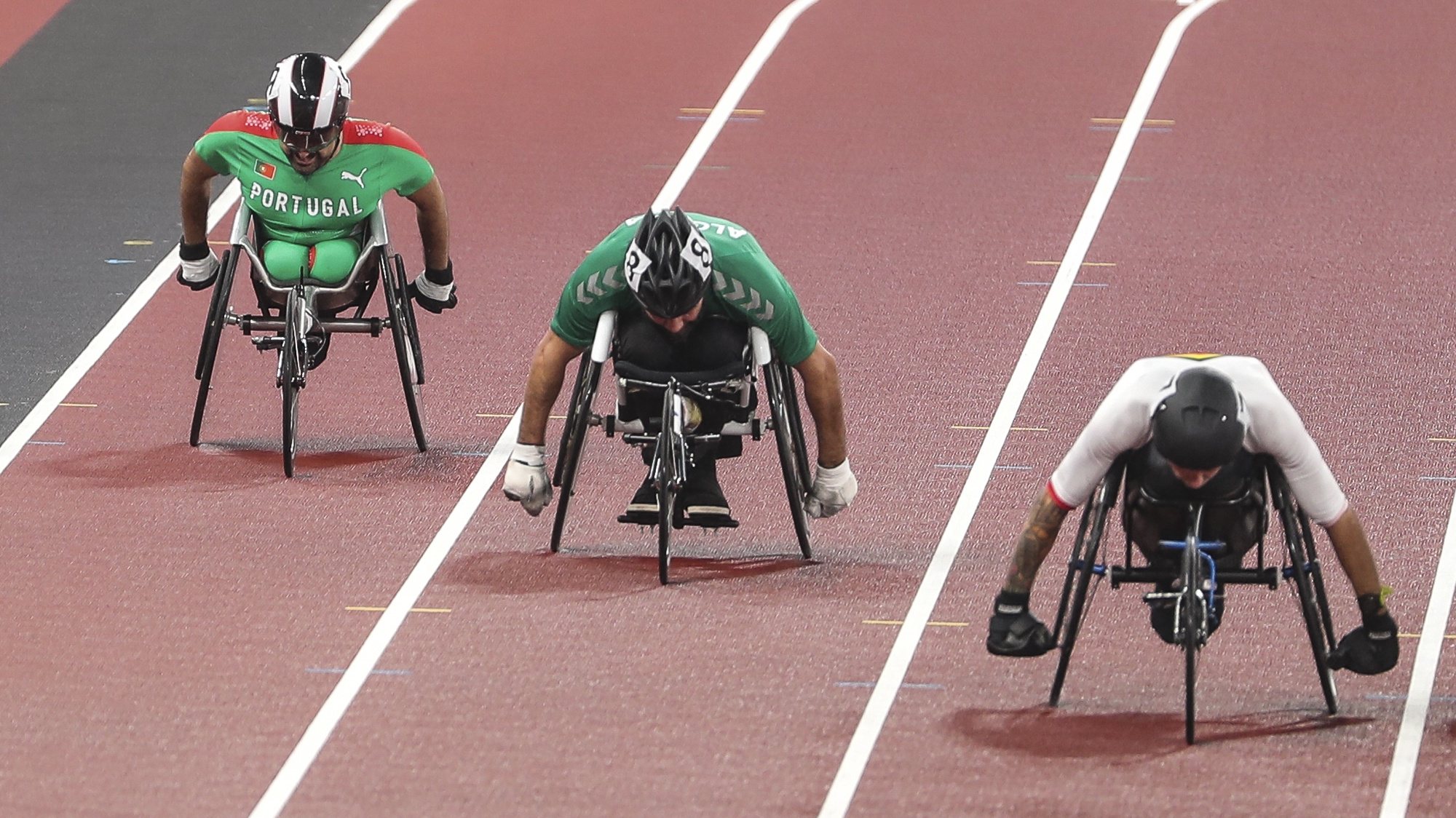 O atleta português, João Correia (E) em ação na final masculina dos 100 metros T51, esta tarde no Estádio Olímpico de Tóquio, nos jogos Paralímpicos de Toquio 2020, Japão, 03 de setembro de 2021. MIGUEL A. LOPES/LUSA