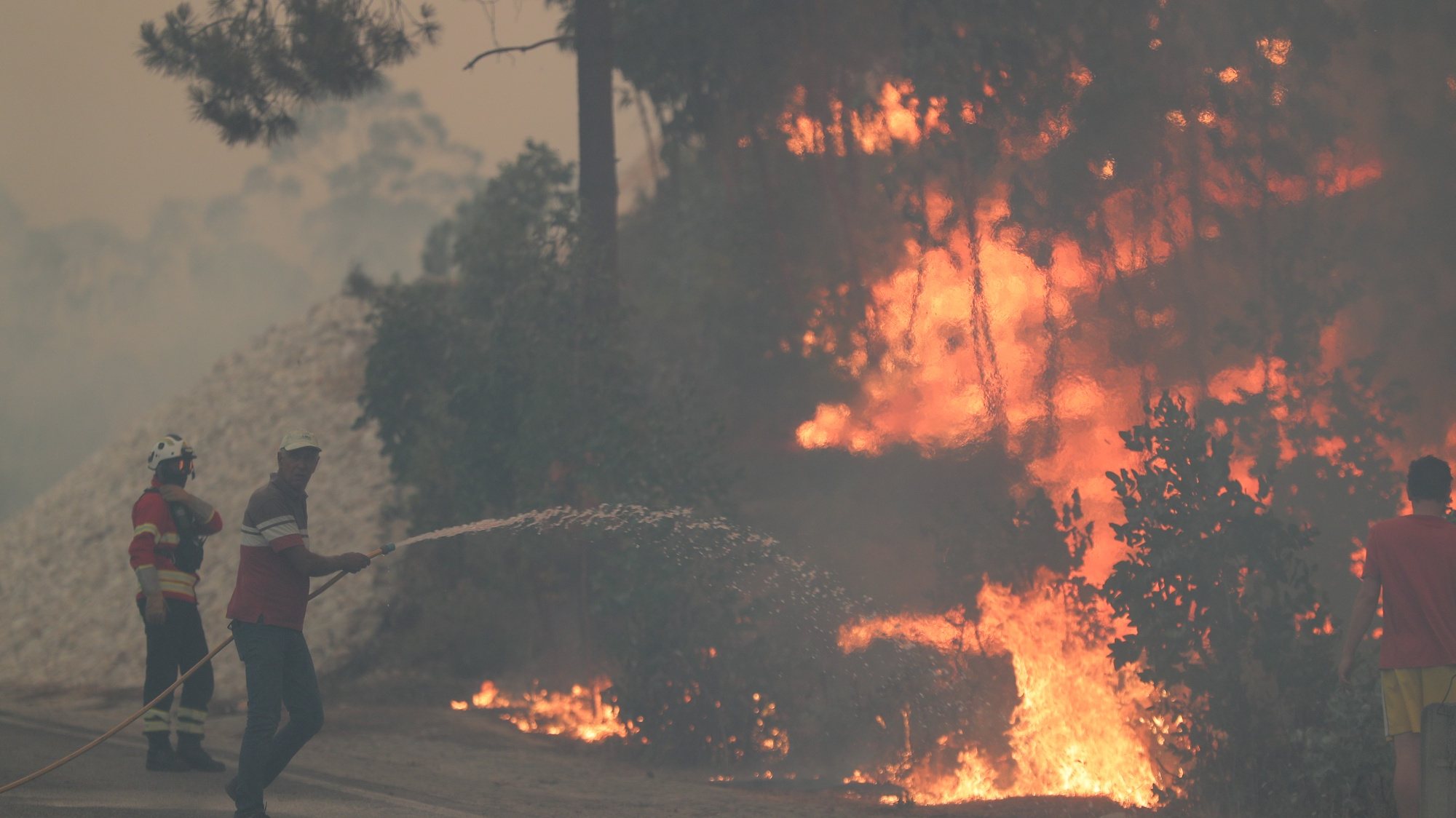Bombeiros combatem um incêndio nas localidades de Caldelas e Caranguejeira no concelho de Leiria, 7 de agosto de 2023. PAULO CUNHA/LUSA