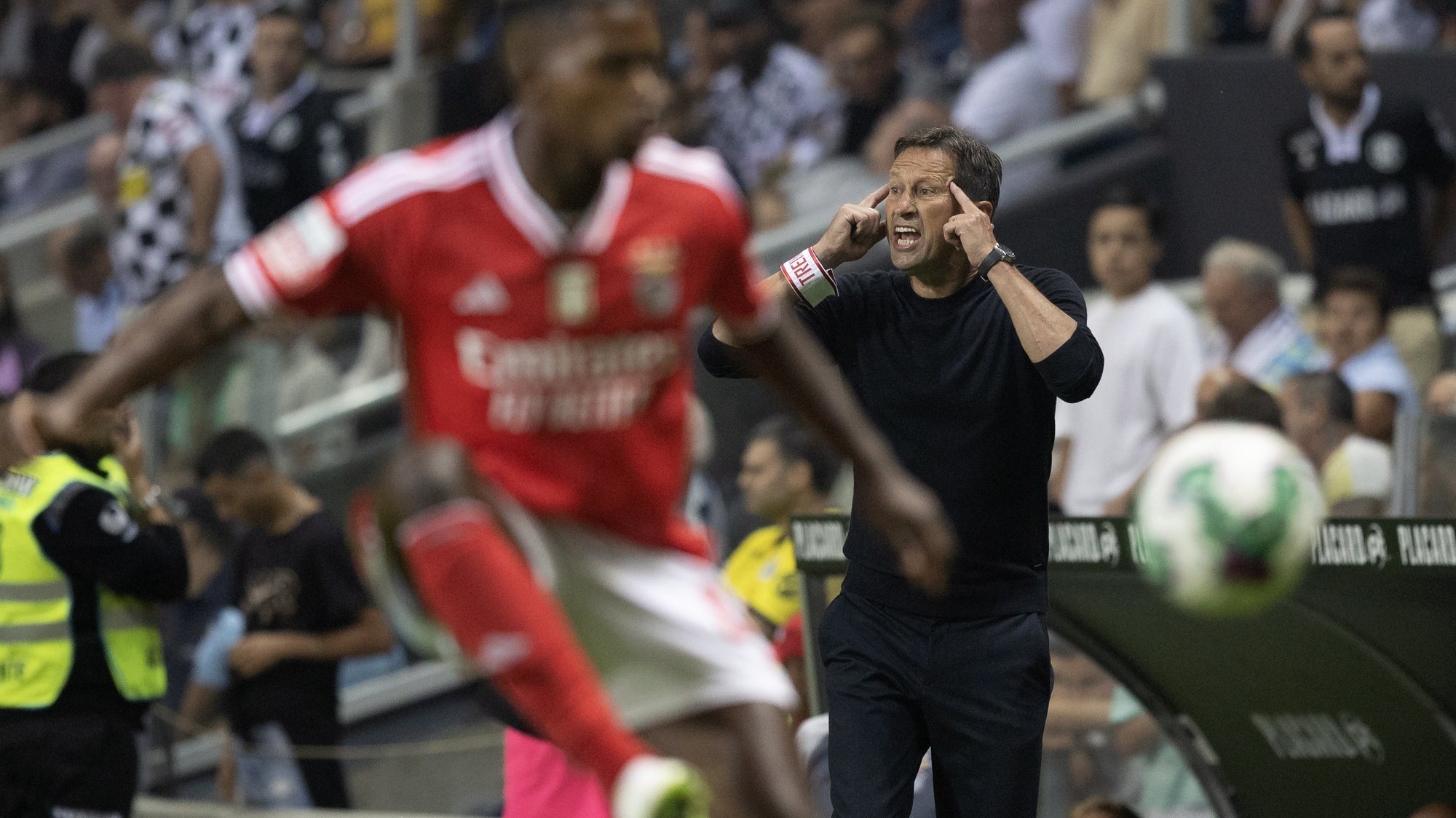 epa10800493 Benfica&#039;s head coach Roger Schmidt reacts during the Portuguese First League soccer match between Boavista and Benfica, at Bessa stadium, in Porto, Portugal, 14 August 2023.  EPA/JOSE COELHO