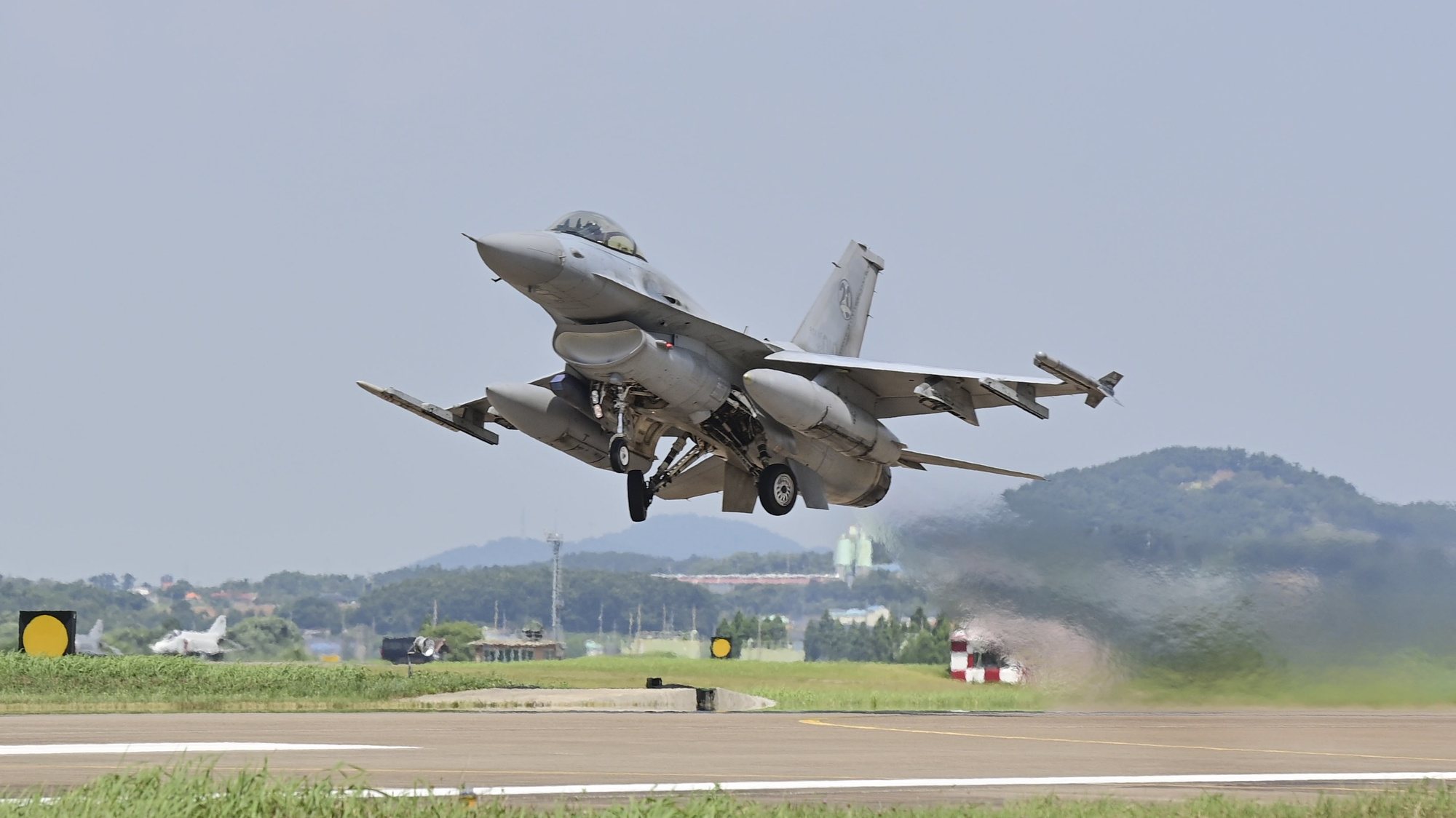 epa10811365 A handout photo made available by the South Korean Defense Ministry shows an F-16 fighter of the 20th Fighter Wing during Ulchi Freedom Shield (UFS) exercises in South Korea, 21 August 2023. South Korean and US military Combined Forces Command hold the annual Ulchi Freedom Shield (UFS) exercises from 21-31 August.  EPA/SOUTH KOREAN DEFENSE MINISTRY / HANDOUT SOUTH KOREA OUT HANDOUT EDITORIAL USE ONLY/NO SALES