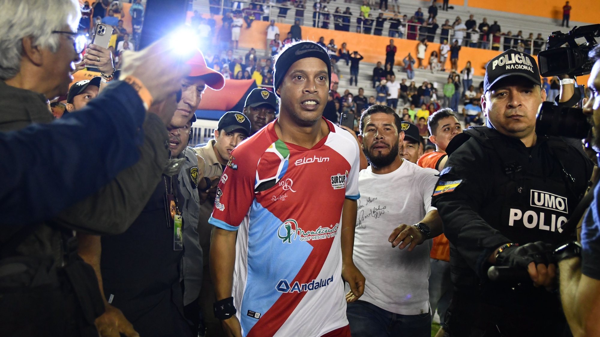 epa10204822 Former Brazilian soccer player Ronaldinho Gaucho (C) on the field during an exhibition match amid the Sur Cup Internacional children&#039;s tournament, at Jocay Stadium in Manta, Ecuador, 24 September 2022. Ronaldinho Gaucho delighted the Ecuadorian public by dressing in shorts to play an exhibition match with other former players. About 1,500 children from the different local schools that will participate in the Sur Cup Internacional were among the attendees.  EPA/Ariel Ochoa