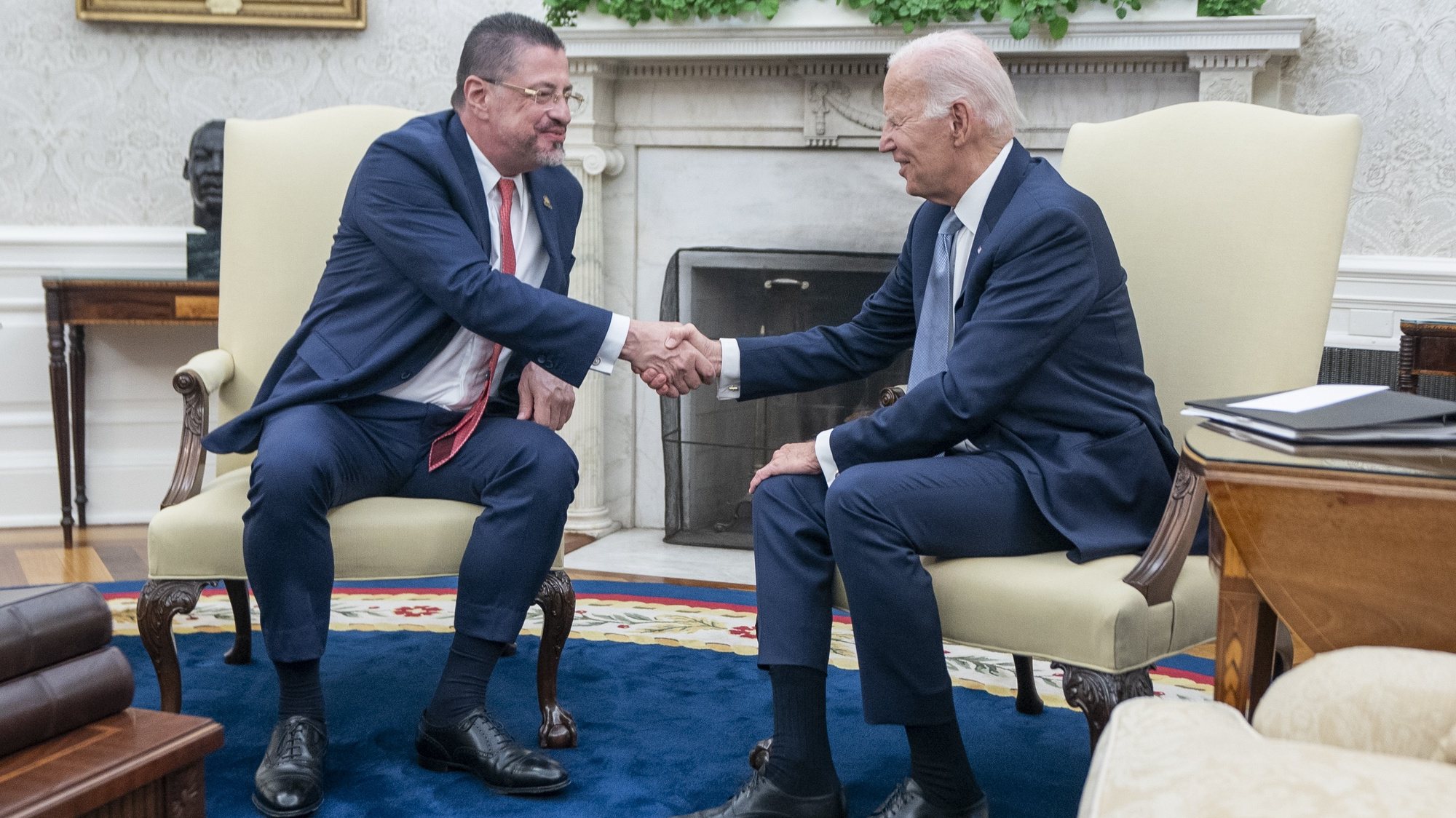 epa10827552 US President Joe Biden shakes hands with Costa Rican President Rodrigo Chaves Robles during a meeting in the Oval Office at the White House in Washington, DC, USA, 29 August 2023.  EPA/SHAWN THEW / POOL