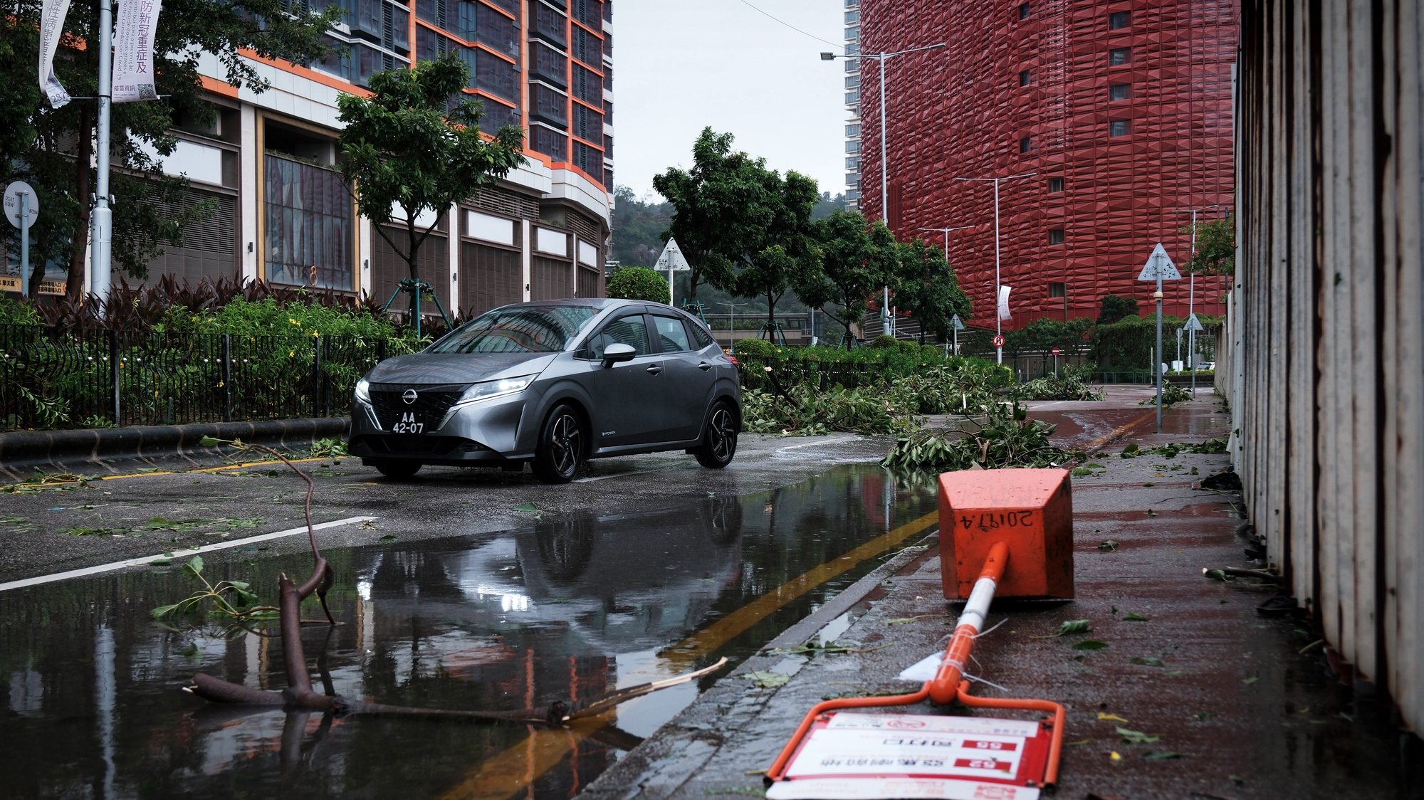 Território de Macau sofreu algumas consequências com a passagem do Super Tufão Saola, em Macau, China, 2 de setembro de 2023. Macau declarou hoje o fim do estado de prevenção imediata, baixou o nível de alerta de tempestade de 8 para 3 e cancelou os avisos de inundações, agora que o tufão Saola se afasta do território. GONÇALO LOBO PINHEIRO/LUSA