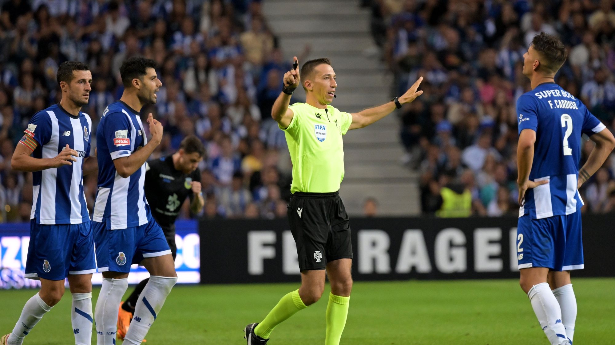 The referee Miguel Nogueira canceled a penalty after consulting the VAR assistants during the Portuguese First League soccer match, between FC Porto and FC Arouca, at Dragao stadium in Porto, Portugal, 03 September 2023. FERNANDO VELUDO/LUSA