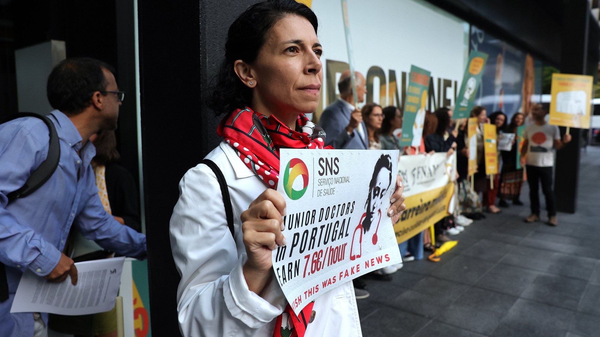 Médicos durante uma manifestação convocada pela Federação Nacional dos Médicos (FNAM) junto ao 2.º Simpósio da Organização Mundial de Saúde dedicado ao futuro digital, no Porto, 05 de setembro de 2023. ESTELA SILVA/LUSA
