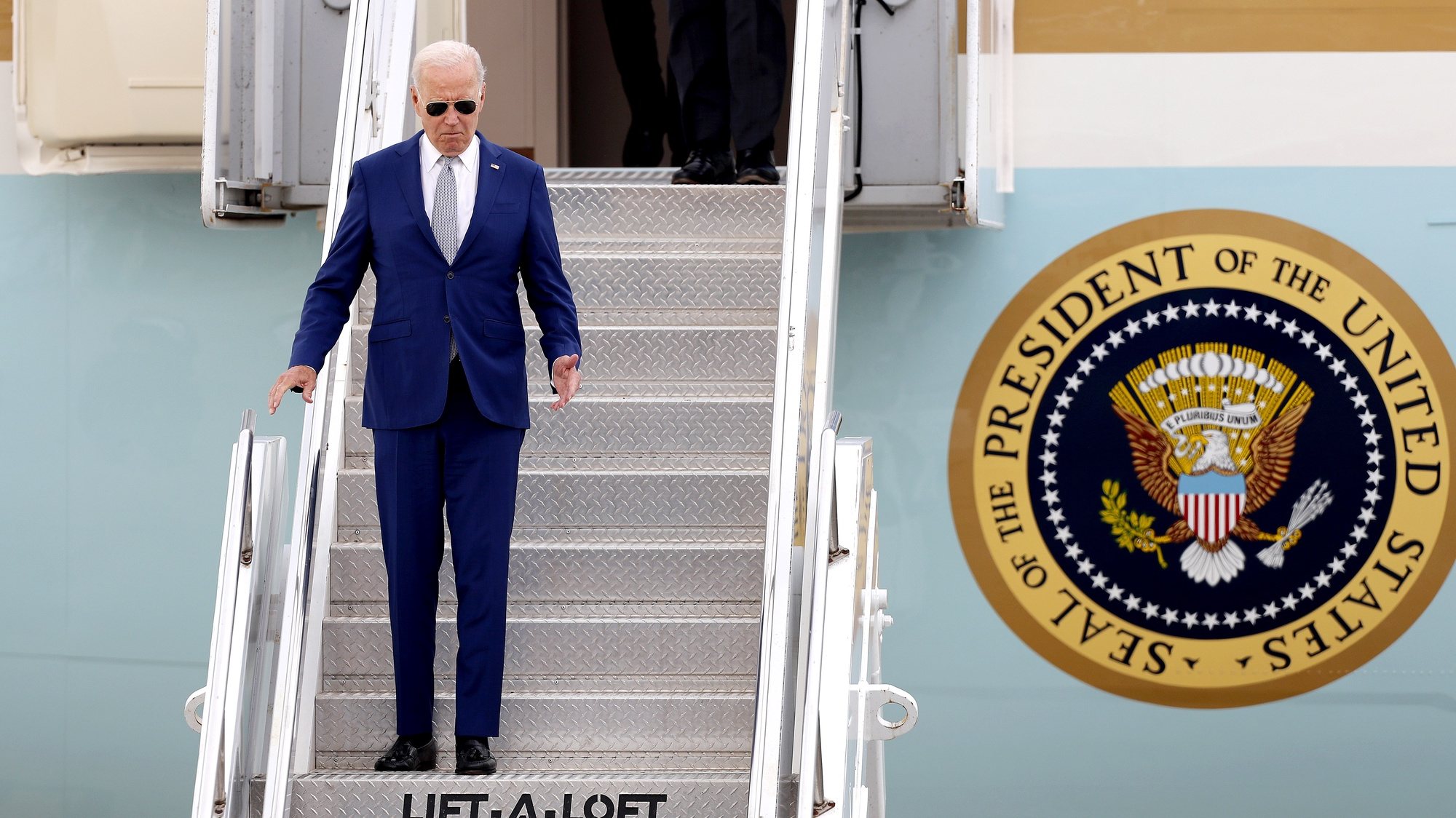 epa10852150 US President Joe Biden arrives at the Noi Bai International Airport in Hanoi, Vietnam, 10 September 2023. Biden is on an official visit to Vietnam after attending the G20 Summit held in India.  EPA/MINH HOANG / POOL