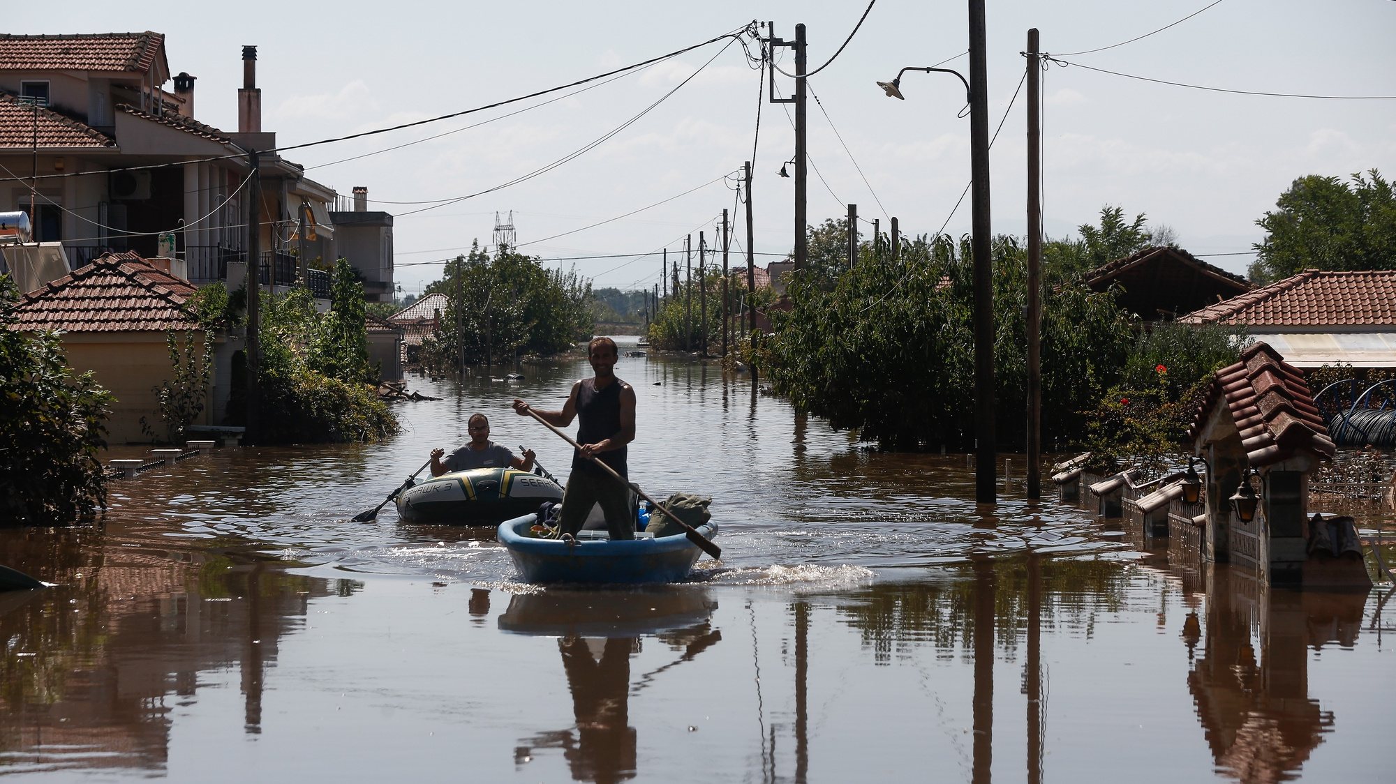 epa10852312 Volunteers with boats help flood-affected people after storm &#039;Daniel&#039; swept across Trikala, Greece, 10 September 2023. Most evacuations are focused on the Palamas municipality, where a broken dam water has submerged many homes.  EPA/YANNIS KOLESIDIS