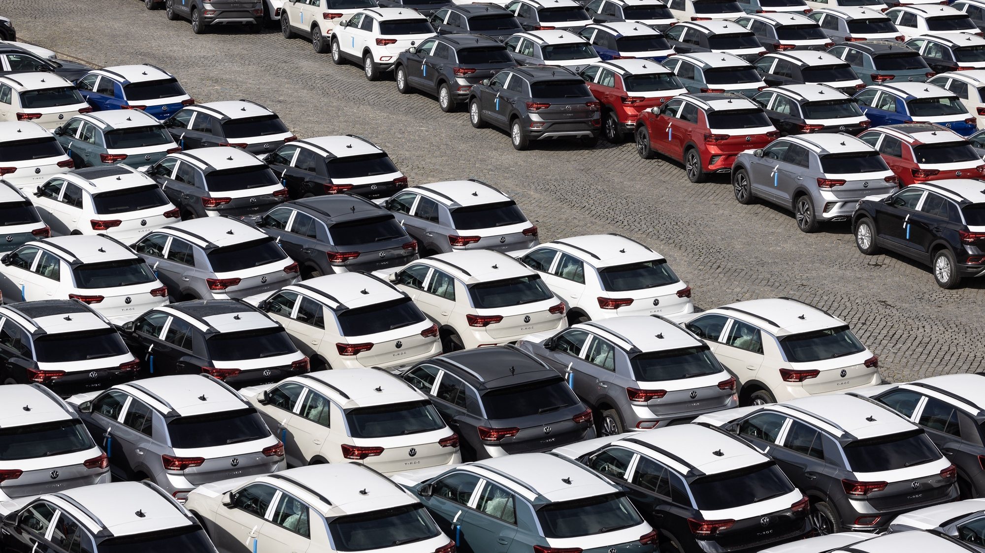 Veículos da Volkswagen, modelo T-Roc, provenientes da fábrica da Autoeuropa, em Palmela, aguardam no Terminal de Carga Geral e de Granéis de Leixões (TCGL) do porto de Leixões, Matosinhos, 13 de abril de 2023. JOSÉ COELHO/LUSA