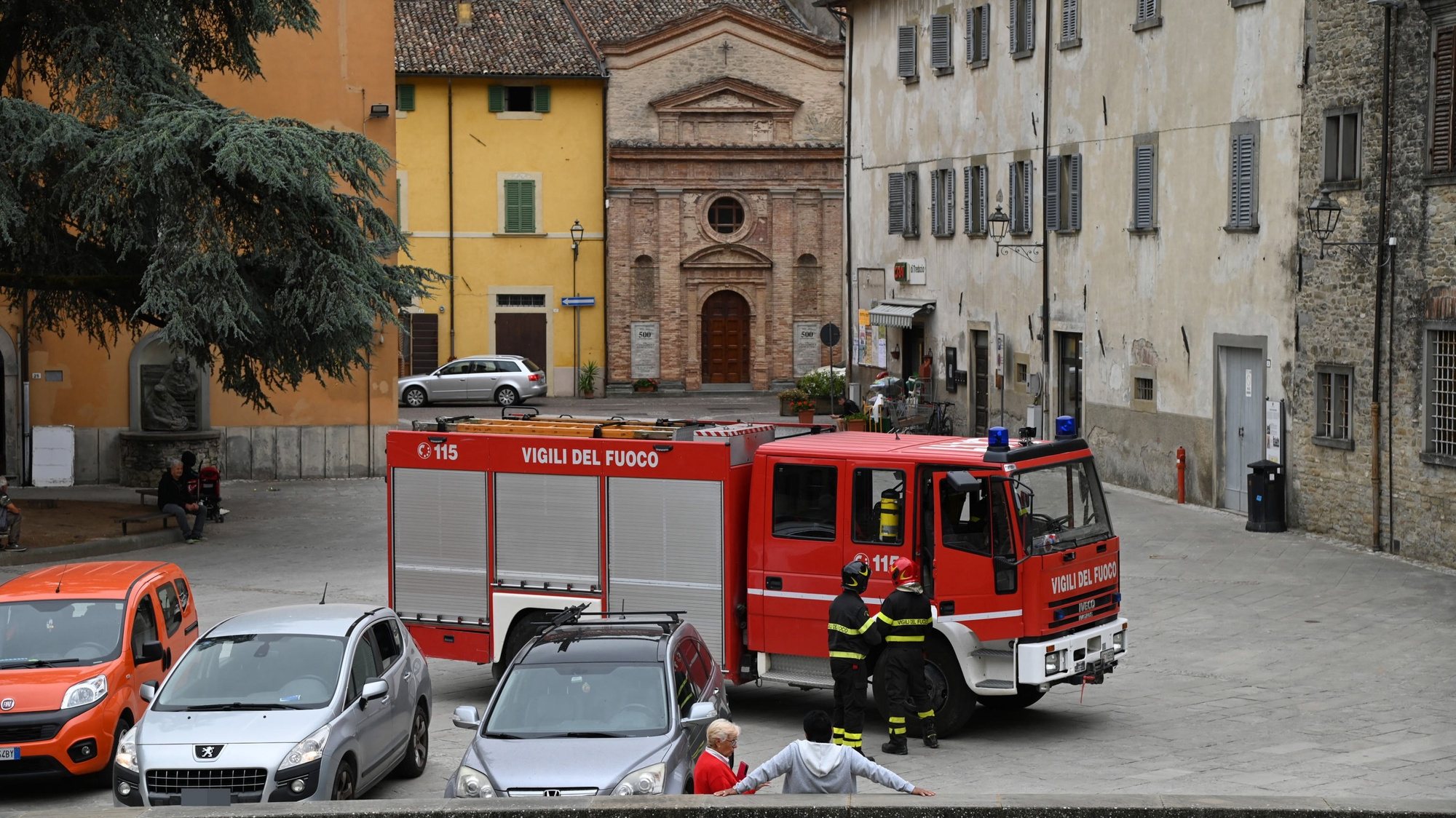 4.8 magnitude earthquake in central-northern Italy leaves hundreds displaced