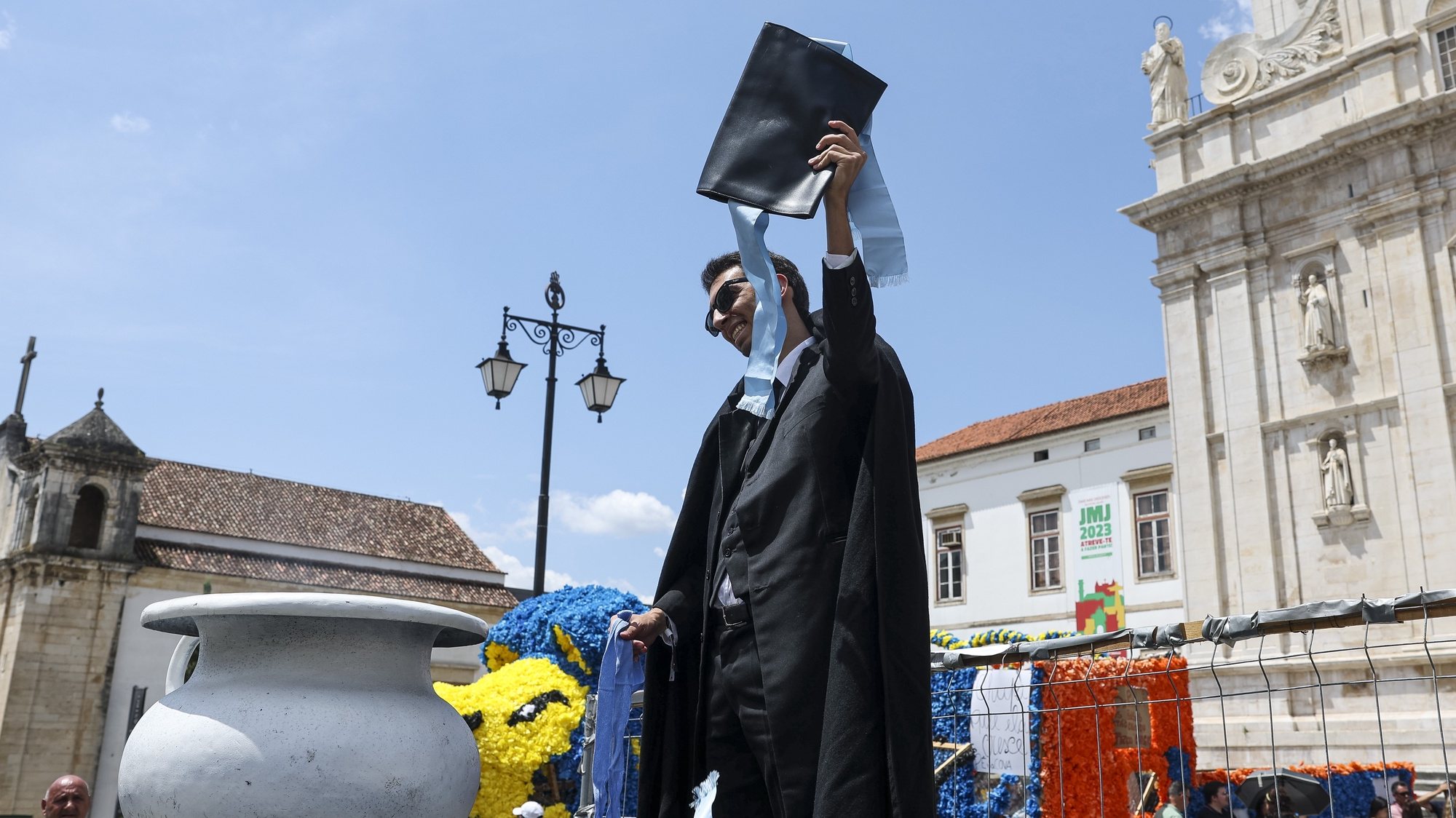 Estudante da Universidade de Coimbra durante o cortejo da Queima das Fitas de Coimbra 2023, que hoje percorreu as ruas de Coimbra, 23 de maio de 2023. PAULO NOVAIS/LUSA