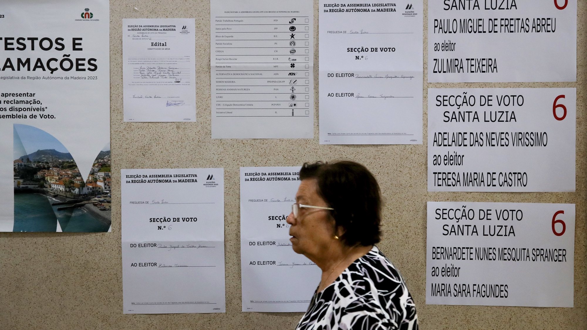 Uma cidadã procura a sua secção de voto para exercer o seu direito de votar para as eleições legislativas regionais esta manhã na freguesia de Santa Luzia, no Funchal, Madeira, 24 de Setembro de 2023.  HOMEM DE GOUVEIA/LUSA