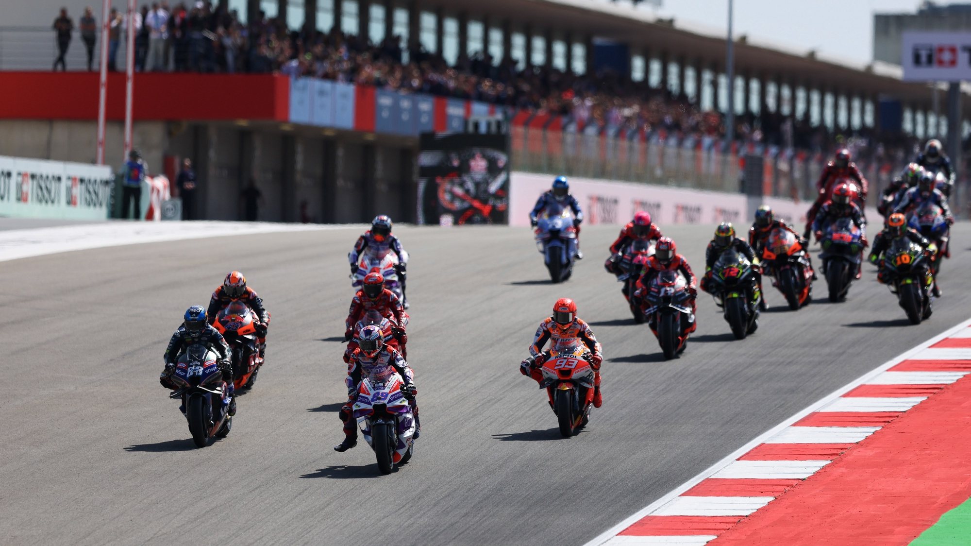 epa10544318 Riders in action at the start of the MotoGP race at the Motorcycling Grand Prix of Portugal at Algarve International race track, Portimao, Portugal, 26 March 2023.  EPA/NUNO VEIGA