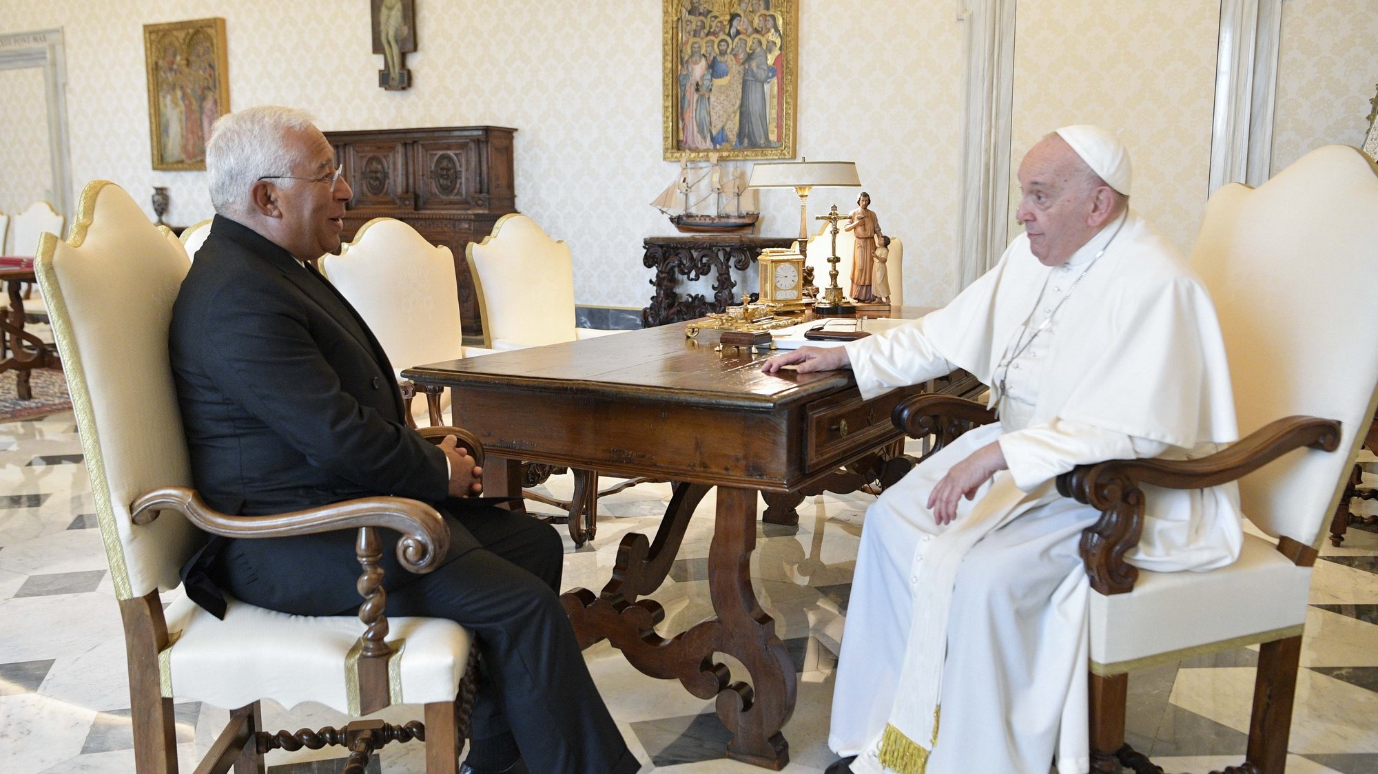 Encontro do Primeiro-ministro António Costa com o Papa Francisco esta manhã no Vaticano em Roma, 28 de setembro de 2023. VATICANO MEDIA / LUSA