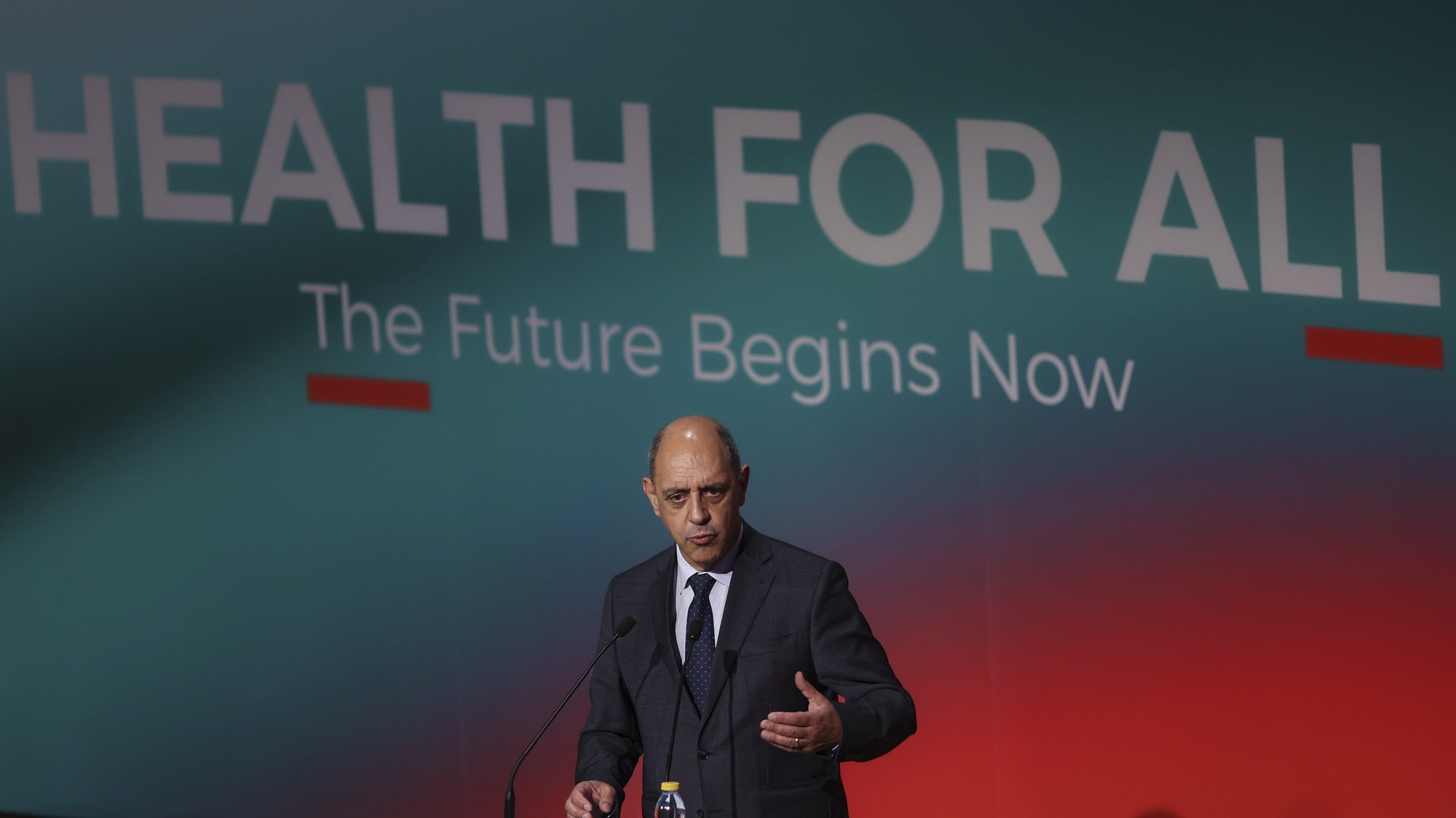 O ministro da Saúde, Manuel Pizarro, discursa durante a sessão de abertura do Global Health Forum, no Centro de Congressos do Estoril em Cascais, 29 de setembro de 2023. FILIPE AMORIM/LUSA
