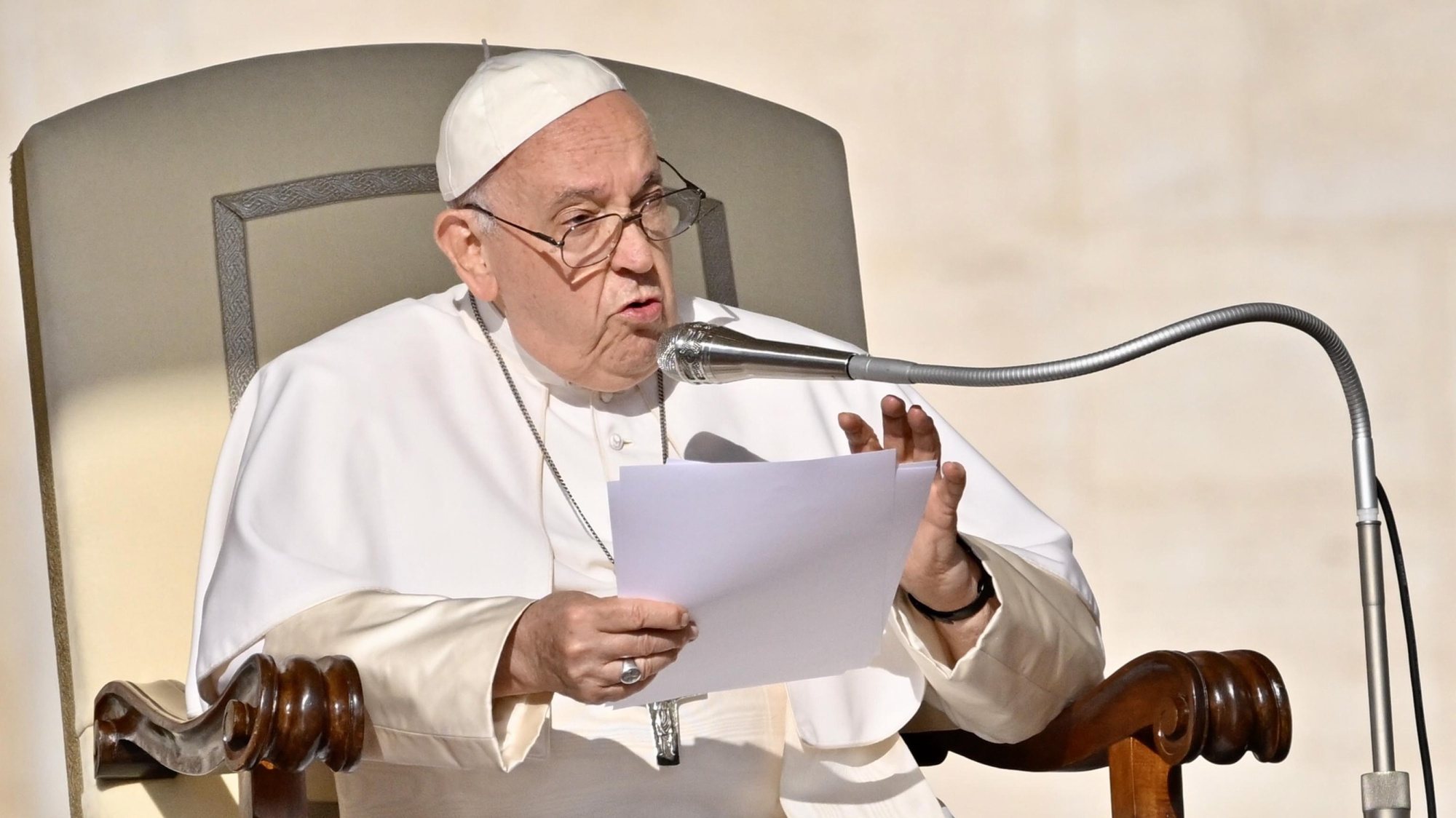 Papa pede que guerra se resolva pelo diálogo e não com “uma montanha de  mortos” – Observador