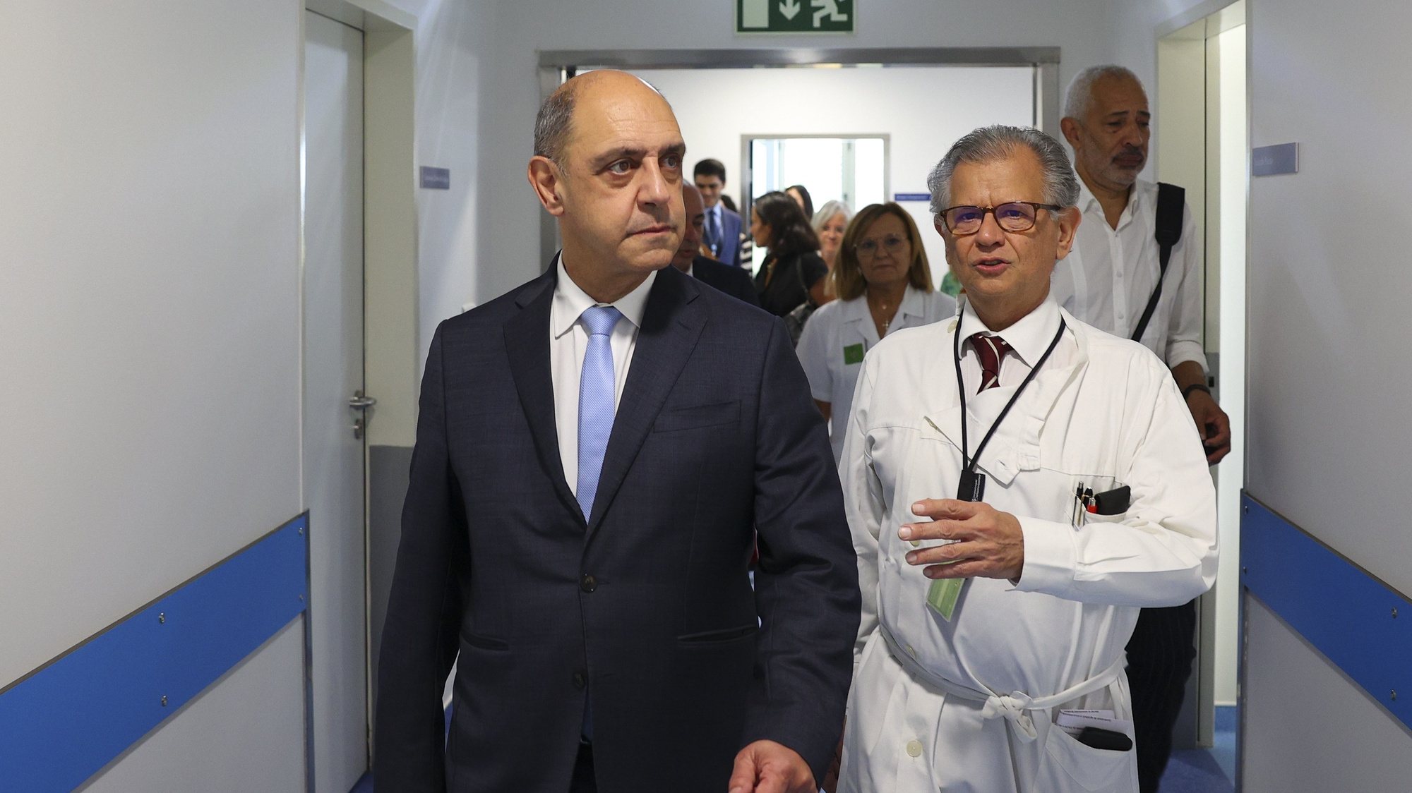 O ministro da Saúde, Manuel Pizarro (E), acompanhado pelo médico Luis Câmara Pestana, durante a visita e inauguração da nova unidade de internamento de Psiquiatria do Hospital de Santa Maria, Centro Hospitalar Universitário Lisboa Norte, 10 de outubro de 2023.  ANTÓNIO COTRIM/LUSA