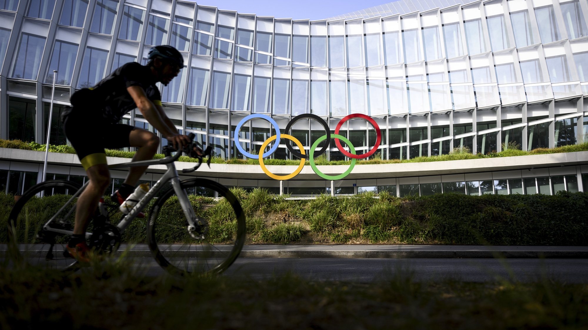 epaselect epa10701175 The Olympic Rings are pictured in front of The Olympic House, headquarters of the International Olympic Committee (IOC), at the opening of the executive board meeting of the International Olympic Committee, at the Olympic House, in Lausanne, Switzerland, 20 June 2023.  EPA/LAURENT GILLIERON