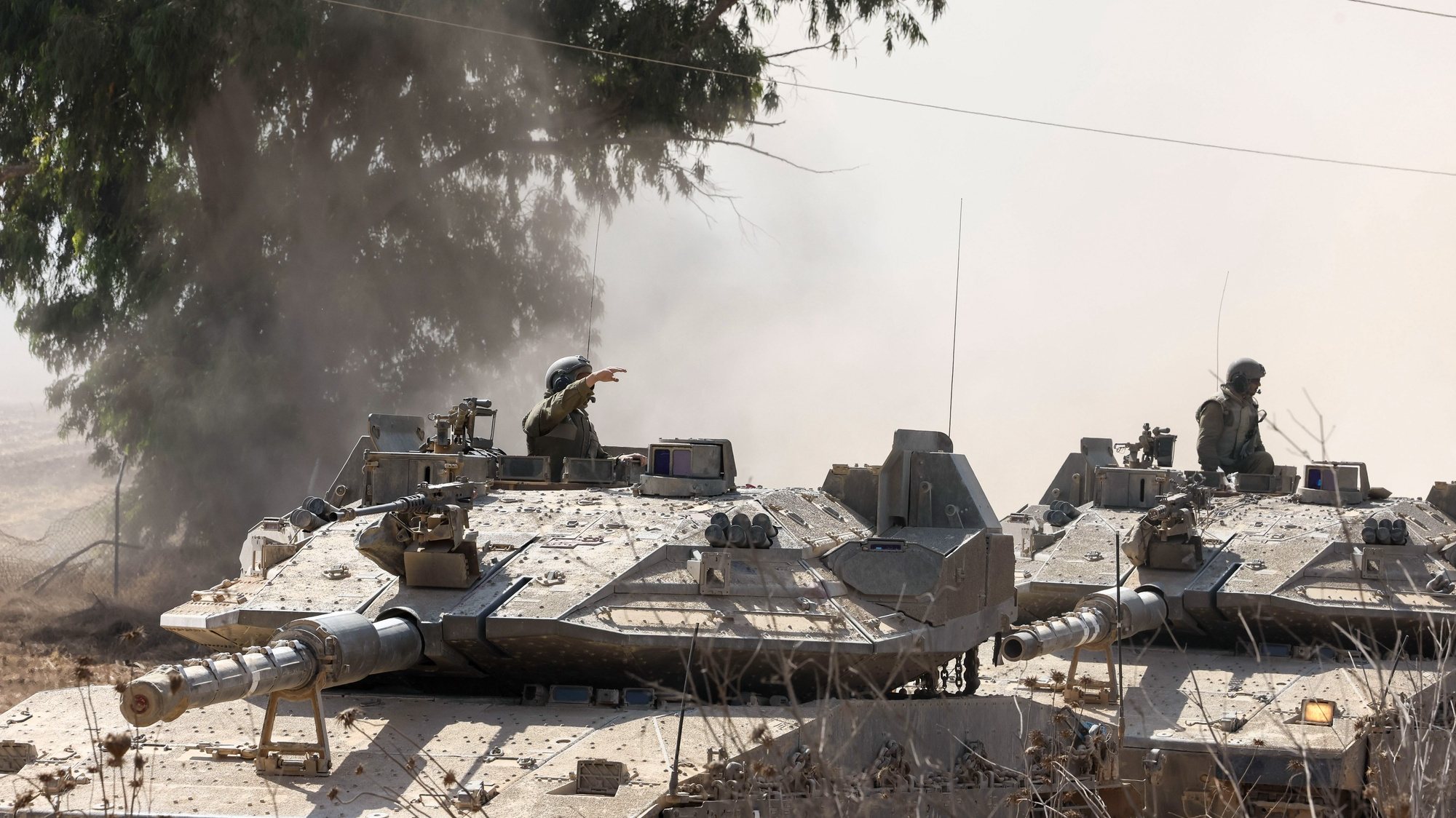 Soldados em carros de combate estacionados em Sderot, Israel, 13 de outubro de 2023. Forças blindadas israelitas estavam hoje concentradas nos arredores de Sderot, a pouco mais de cinco quilómetros a leste da Faixa de Gaza, enquanto era visível a saída de civis da cidade do sul de Israel. MANUEL DE ALMEIDA/LUSA