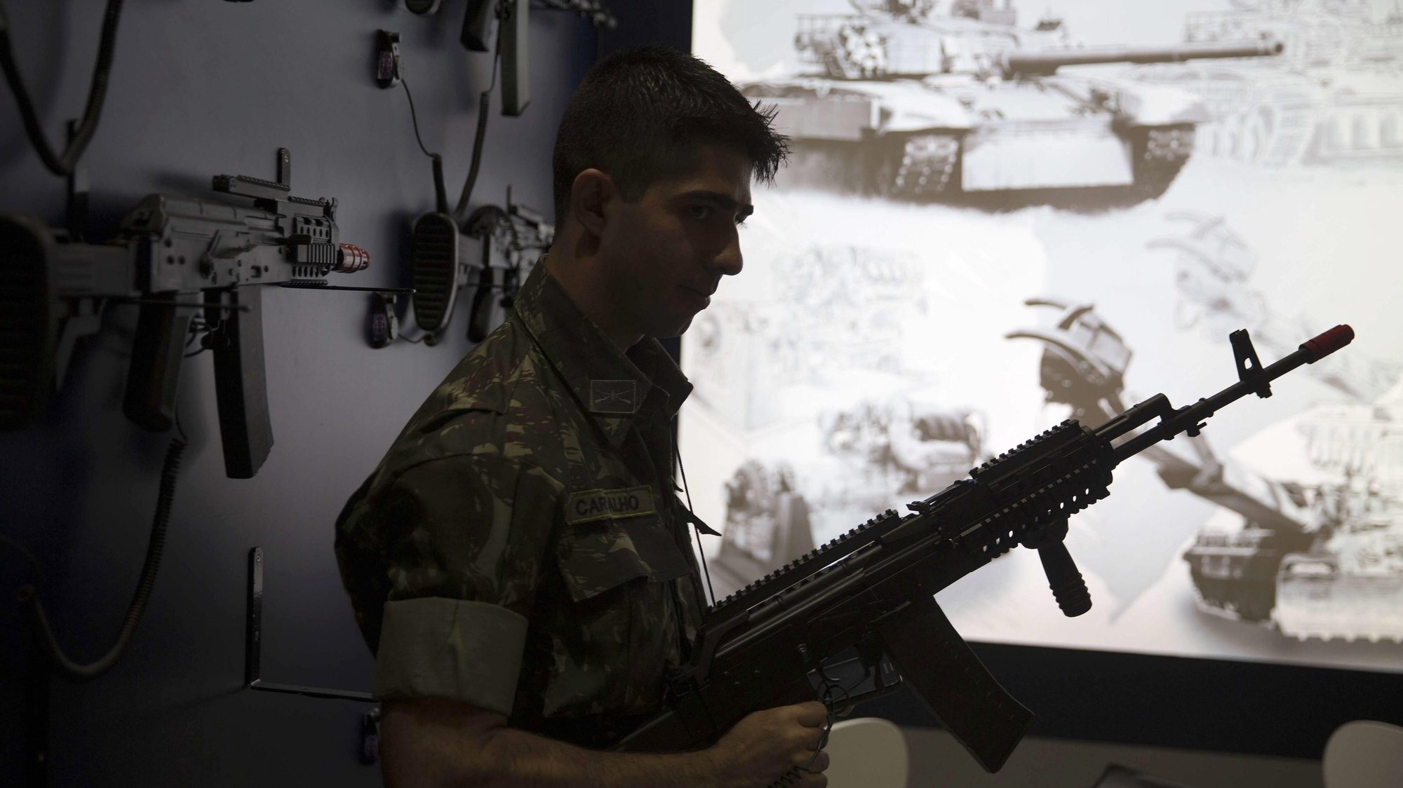 epa04704654 A Brazilian soldier holds a machine gun as he visits the International Fair LAAD Defense &amp; Security in Rio de Janeiro, Brazil, 14 April 2015. The event, the biggest of the Defense sector in Latin America, will run until 17 April.  EPA/Marcelo Sayao
