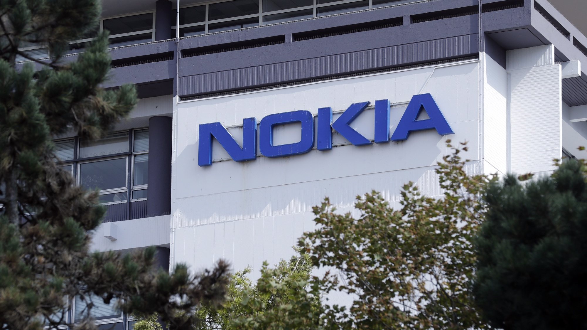 epa09078029 (FILE) - The Nokia logo is displayed on a building of the Nokia campus in Saclay, south of Paris, France, 07 September 2017 (reissued 16 March 2021). Nokia is to cut up to 10,000 jobs in the coming 2 years, the company announced.  EPA/ETIENNE LAURENT *** Local Caption *** 56246701