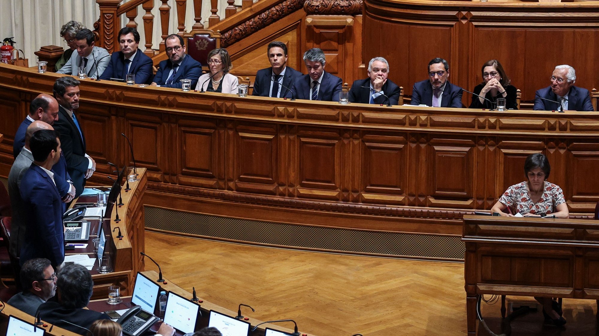 O primeiro-ministro, António Costa (D), durante a votação da moção de censura ao Governo, apresentada pelo Chega, na Assembleia da República em Lisboa, 19 de setembro de 2023. ANTÓNIO COTRIM/LUSA